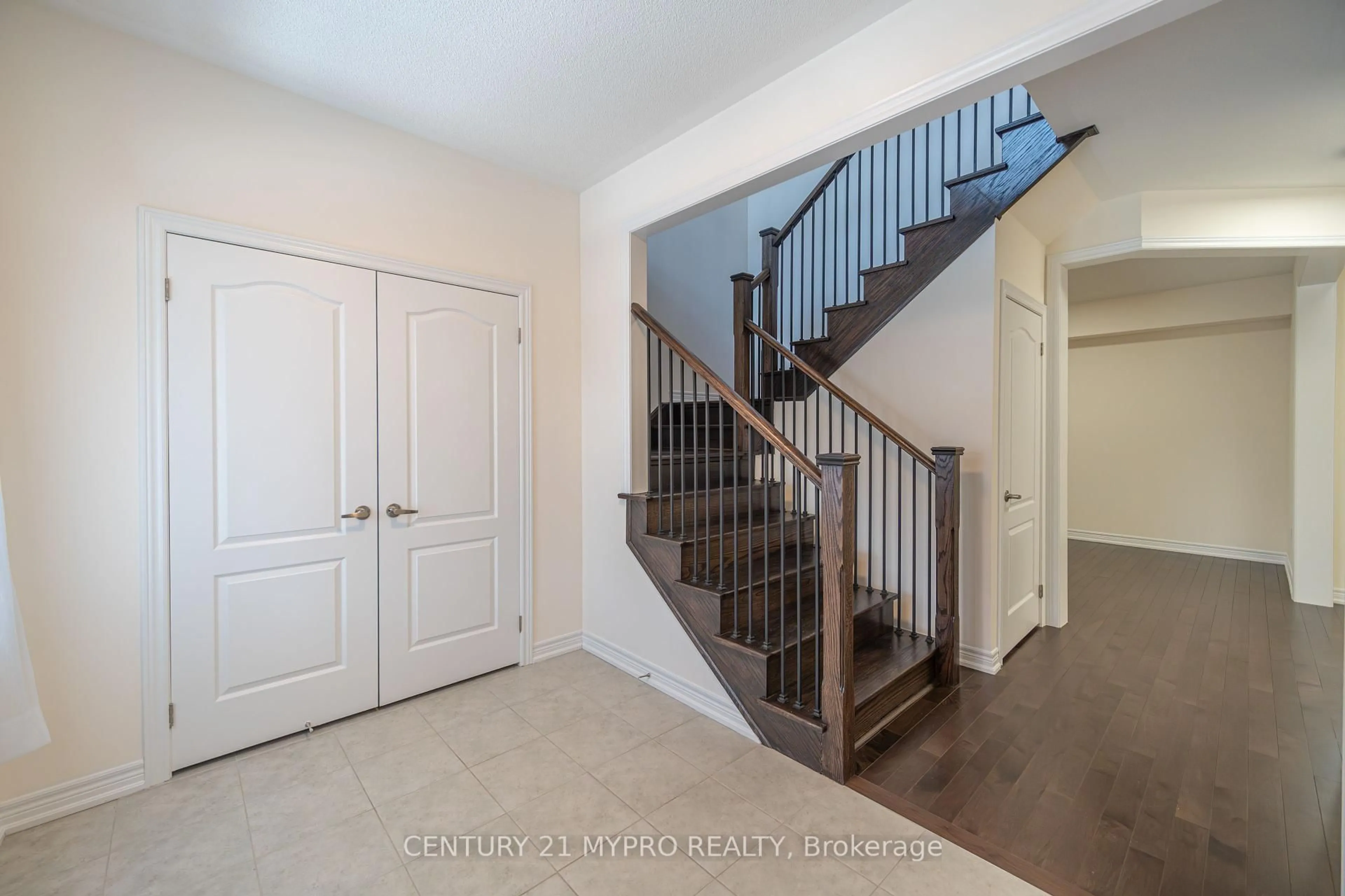 Indoor entryway for 33 PIETROWSKI Dr, Georgina Ontario L4P 0J7