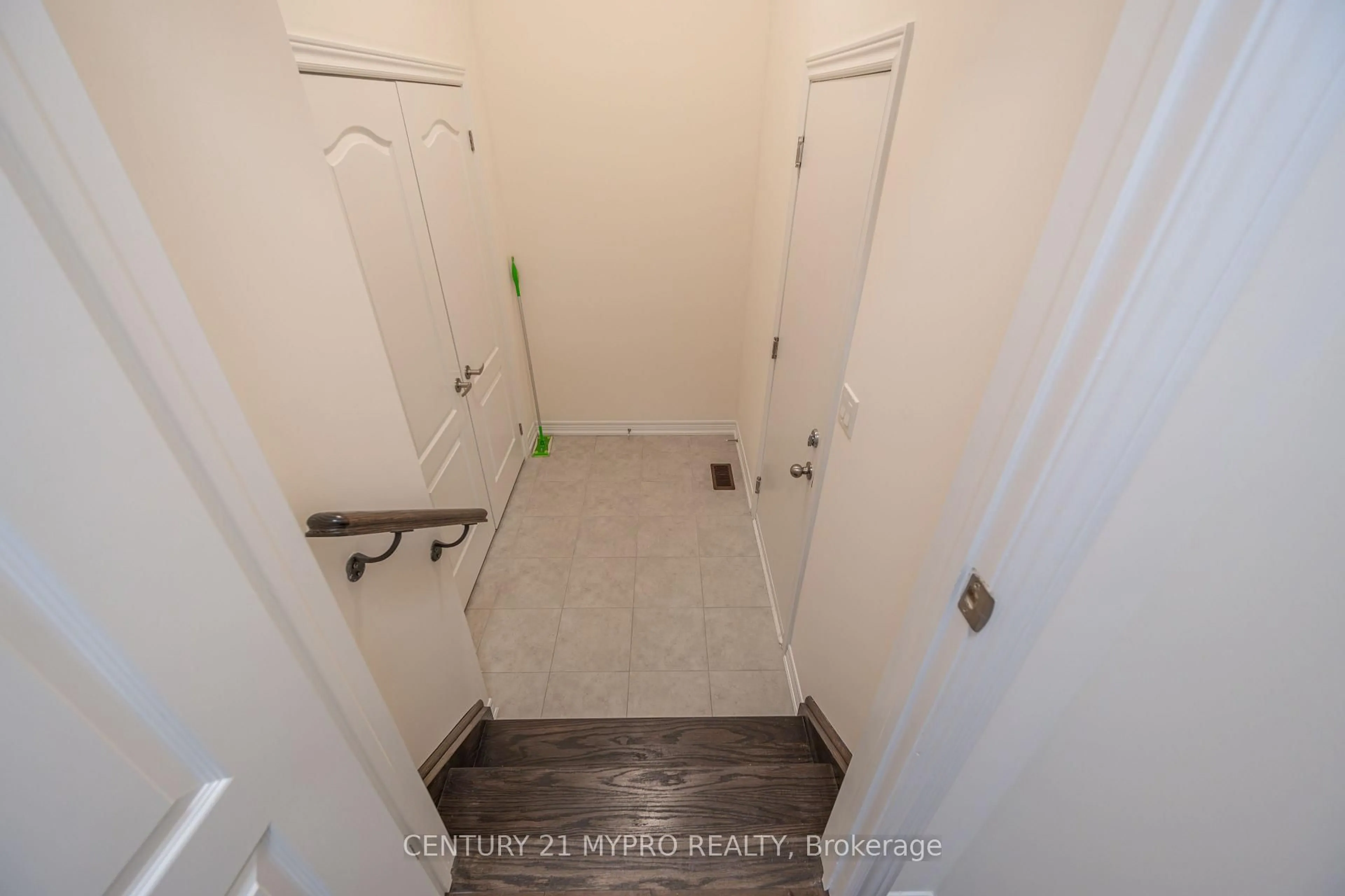 Unknown for 33 PIETROWSKI Dr, Georgina Ontario L4P 0J7