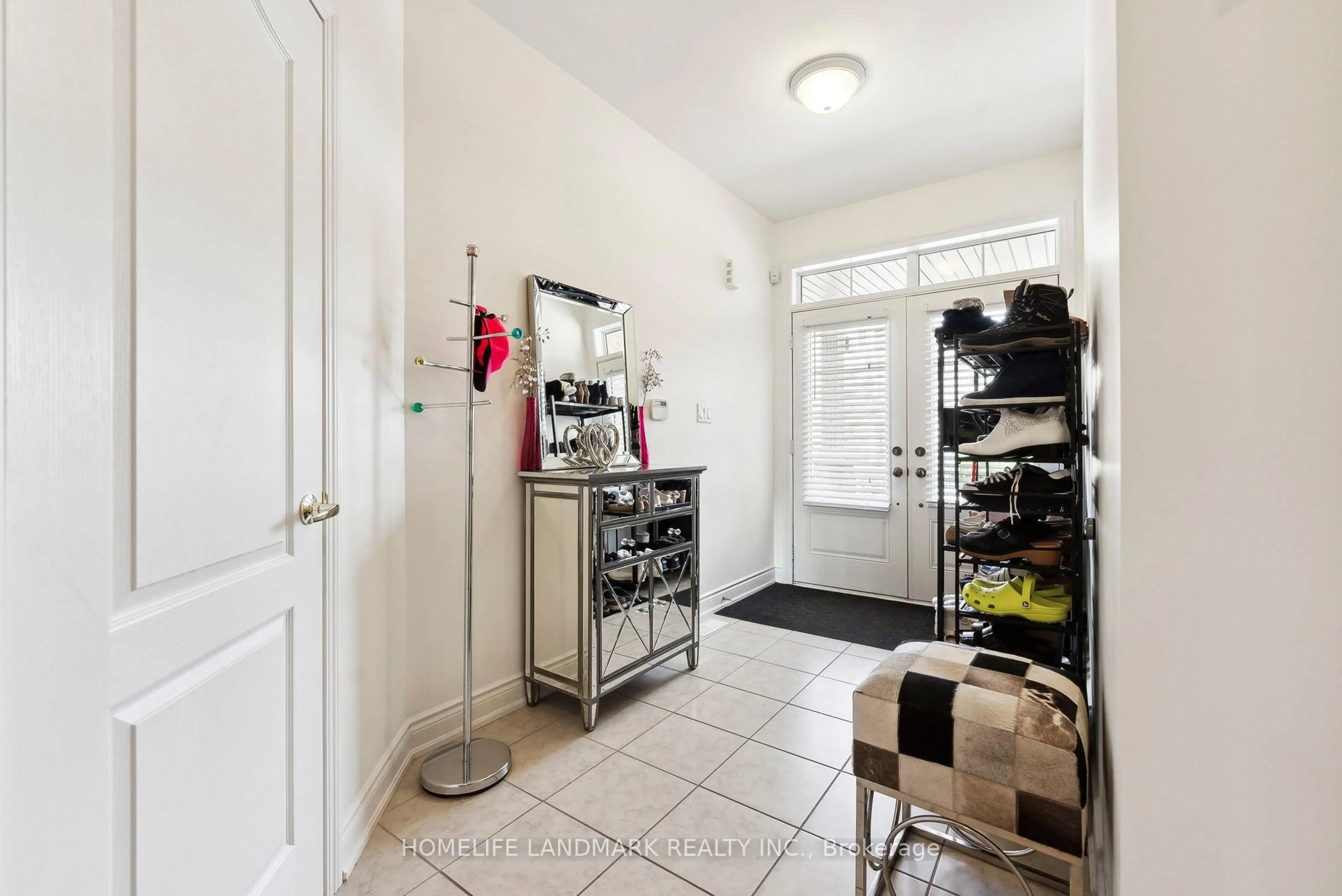 Indoor entryway for 20 Mack Clement Lane, Richmond Hill Ontario L4S 0G2