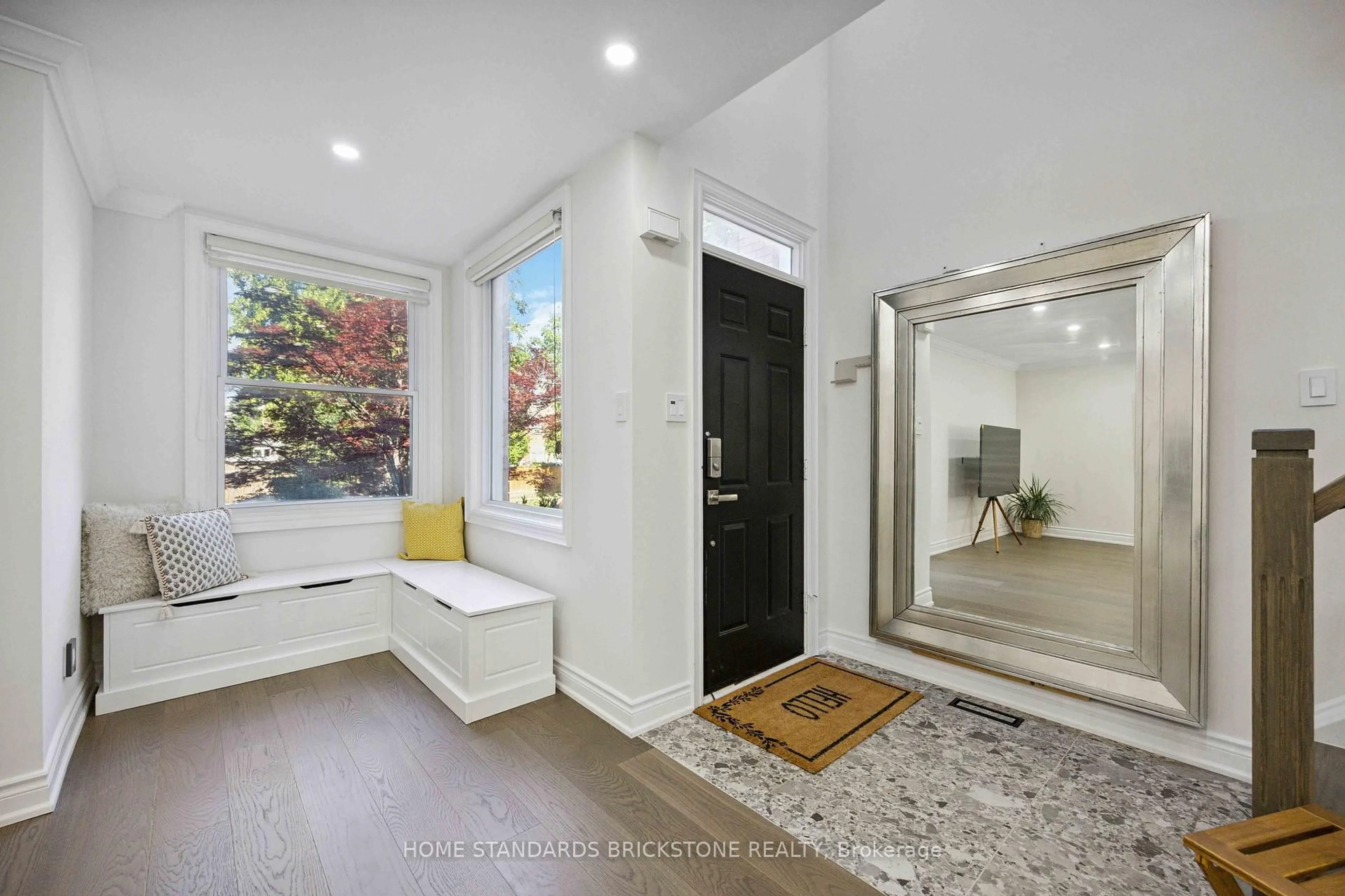 Indoor entryway for 135 Brownstone Circ, Vaughan Ontario L4J 7P5
