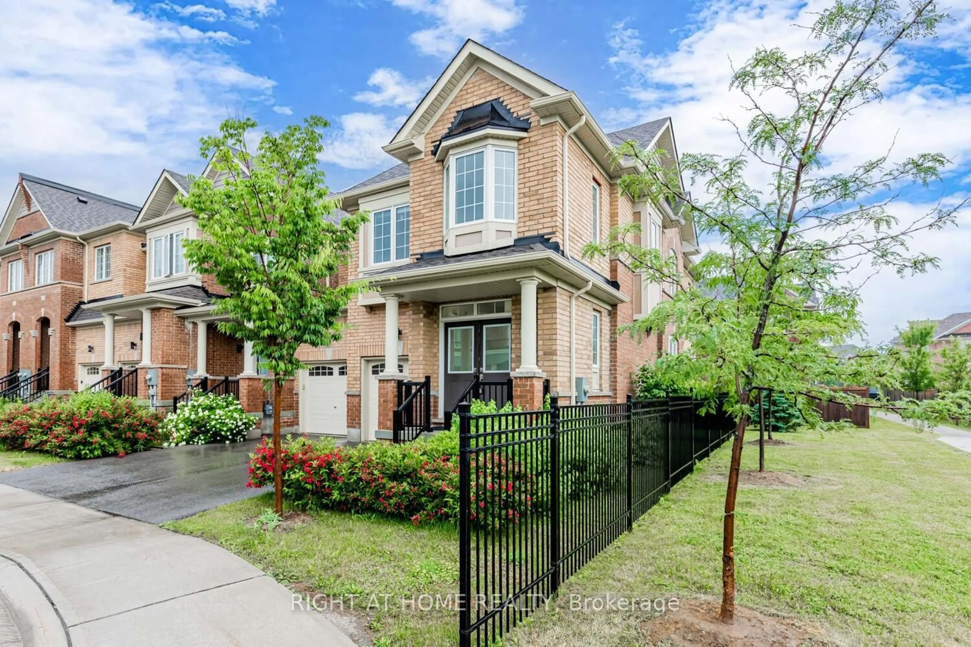 Home with brick exterior material, street for 115 Knott End Cres, Newmarket Ontario L3Y 0E4