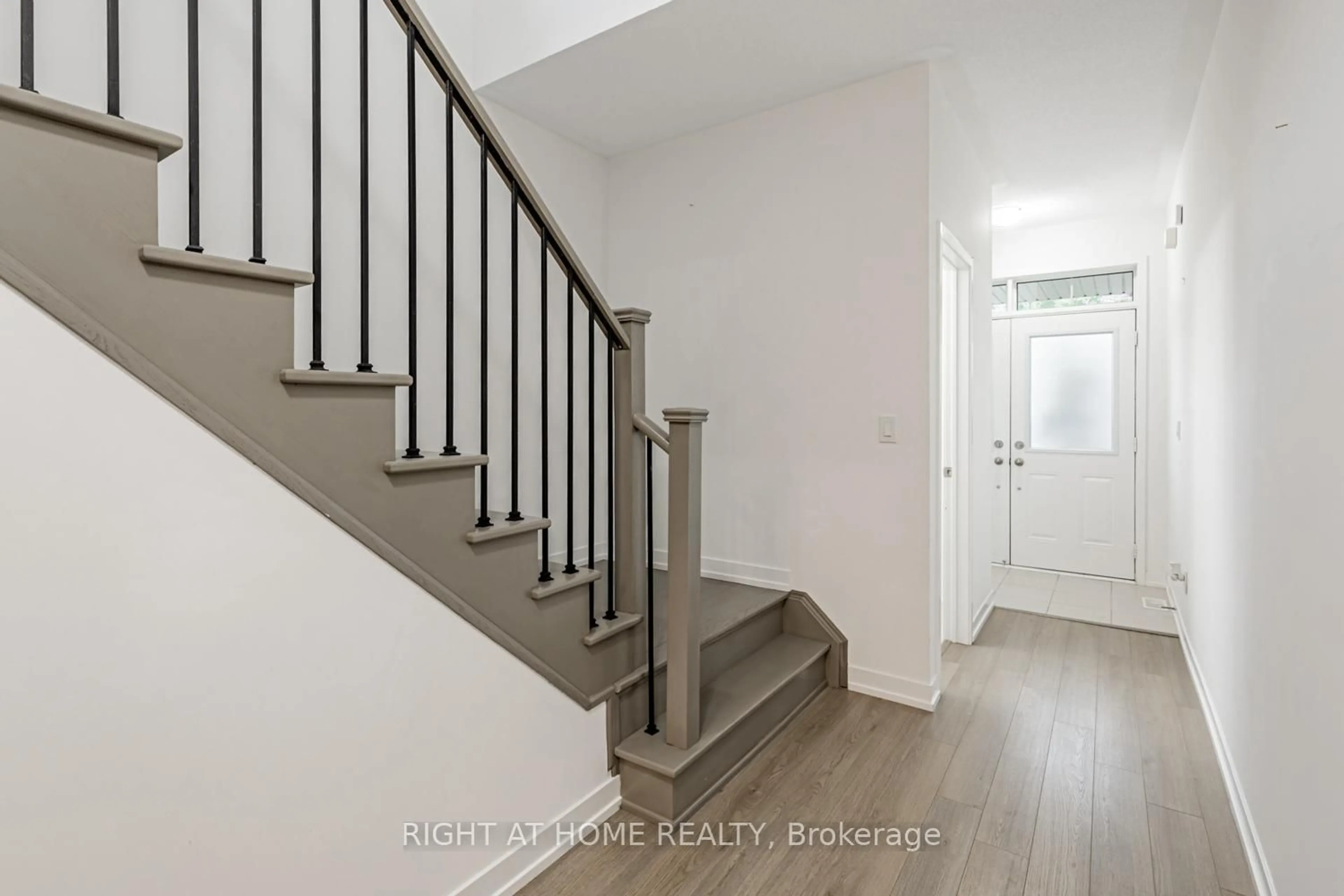 Indoor entryway for 115 Knott End Cres, Newmarket Ontario L3Y 0E4