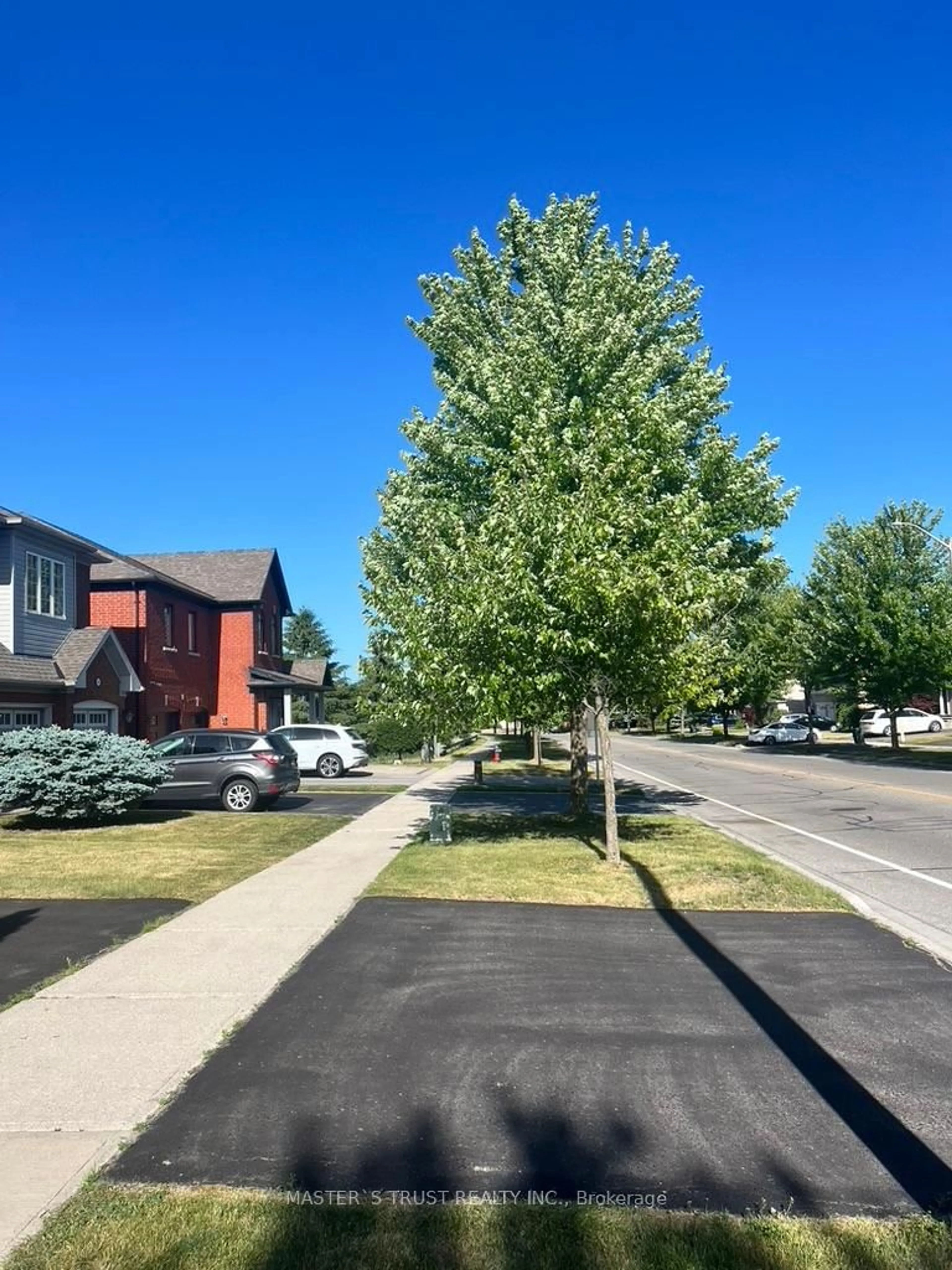A pic from outside/outdoor area/front of a property/back of a property/a pic from drone, street for 142 Redstone Rd, Richmond Hill Ontario L4S 1T9