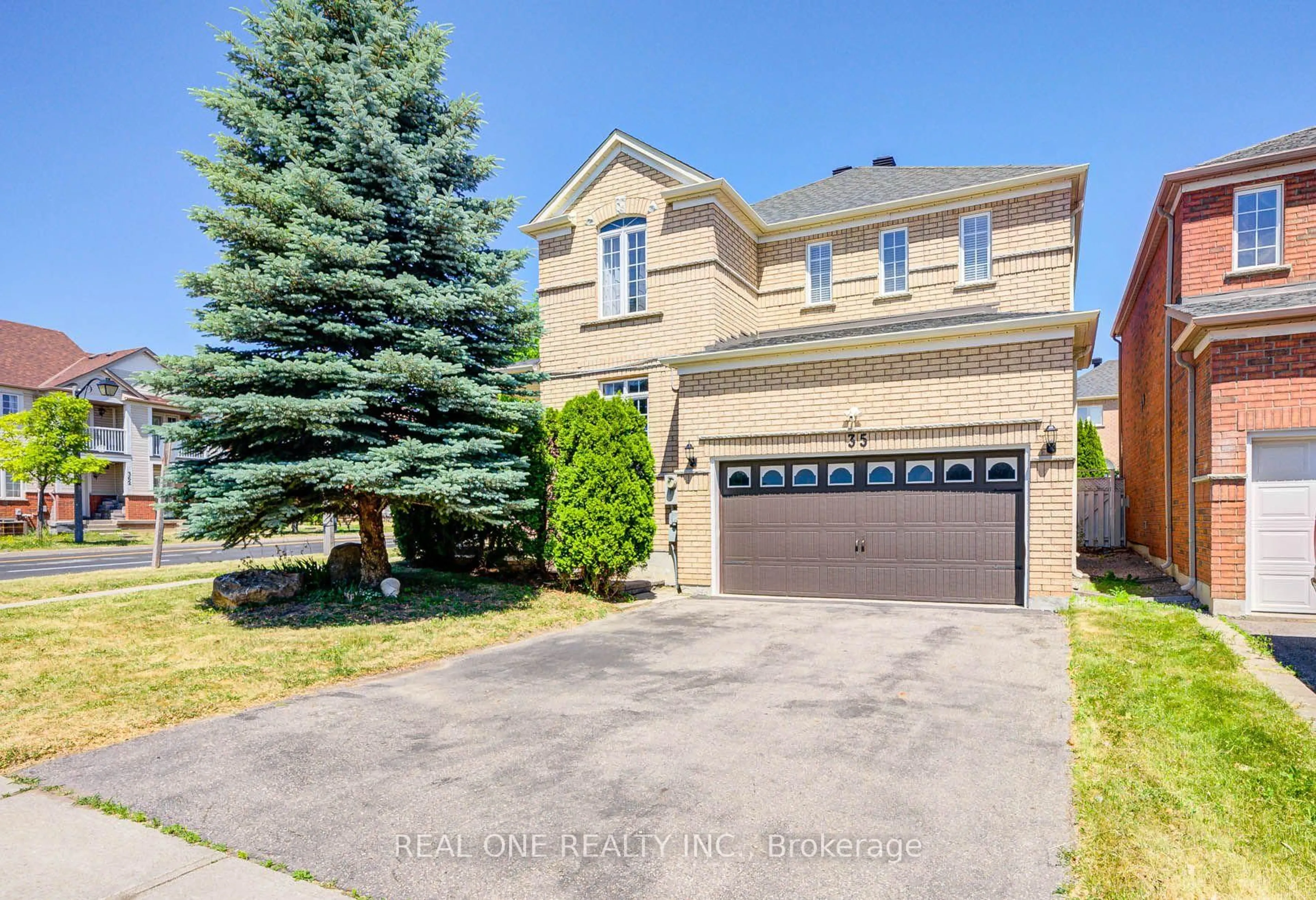 A pic from outside/outdoor area/front of a property/back of a property/a pic from drone, street for 35 Ridgecrest Rd, Markham Ontario L6C 2V2