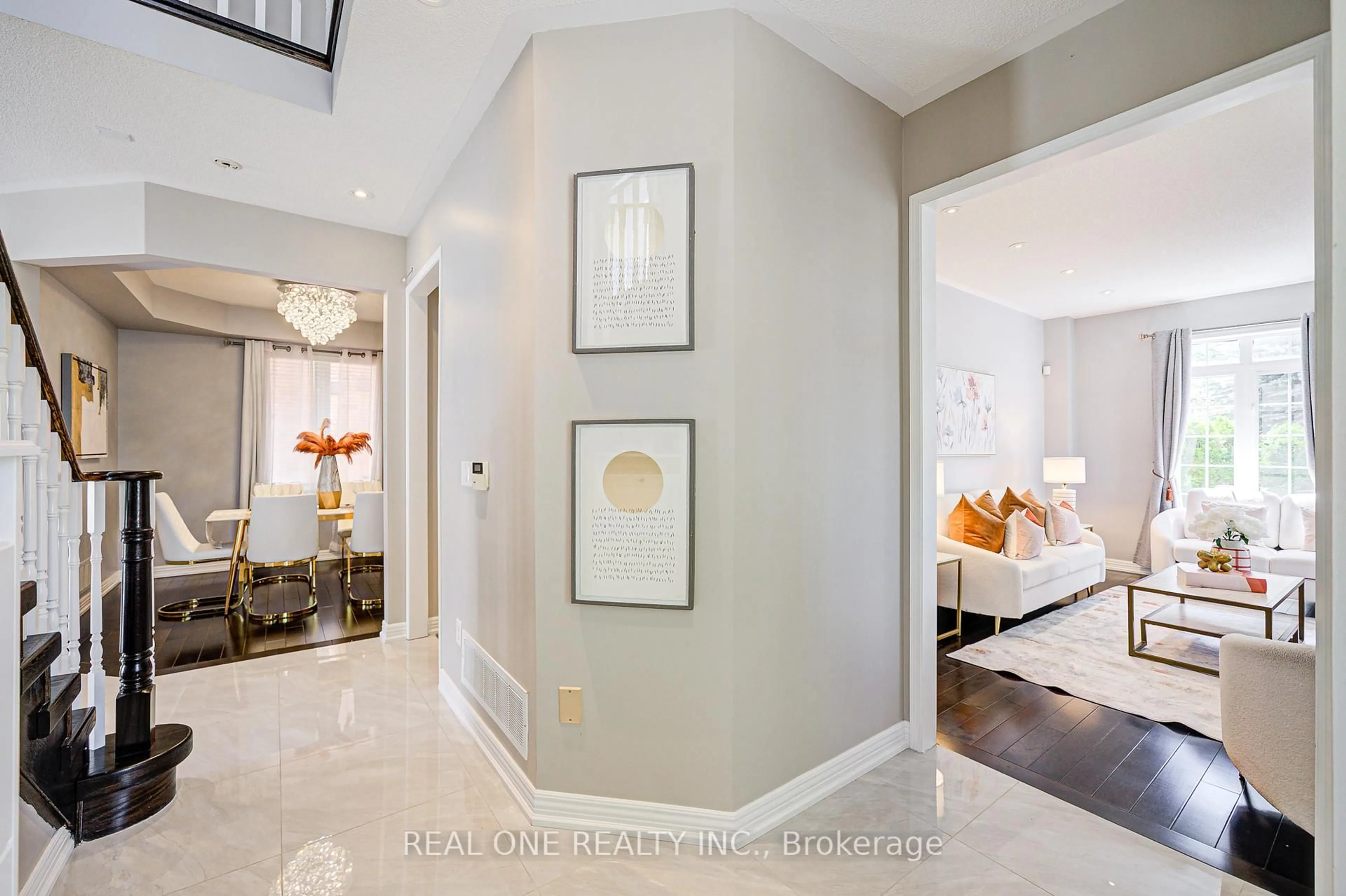 Indoor entryway for 35 Ridgecrest Rd, Markham Ontario L6C 2V2
