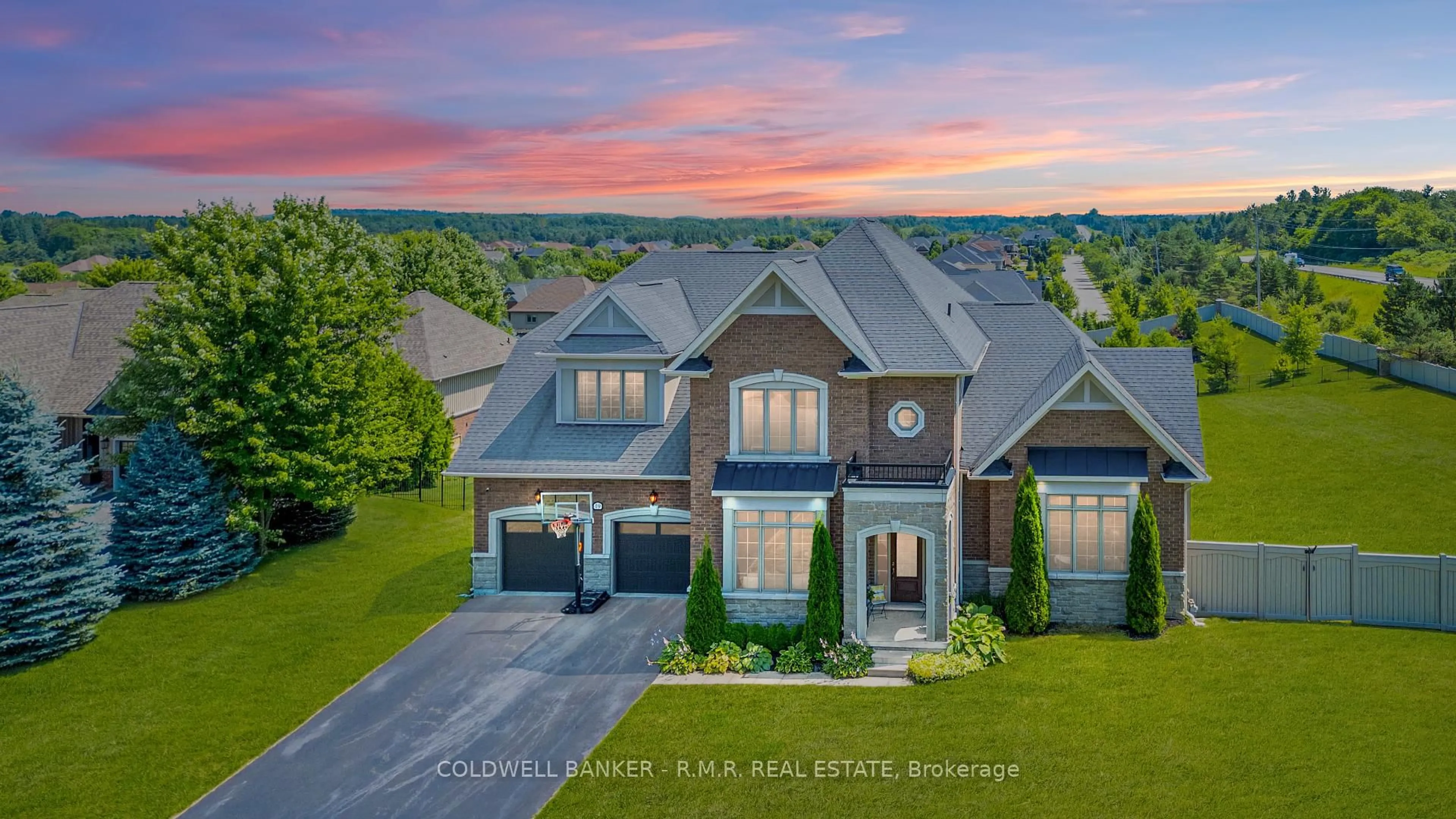 A pic from outside/outdoor area/front of a property/back of a property/a pic from drone, unknown for 19 Forestgreen Dr, Uxbridge Ontario L9P 0B8