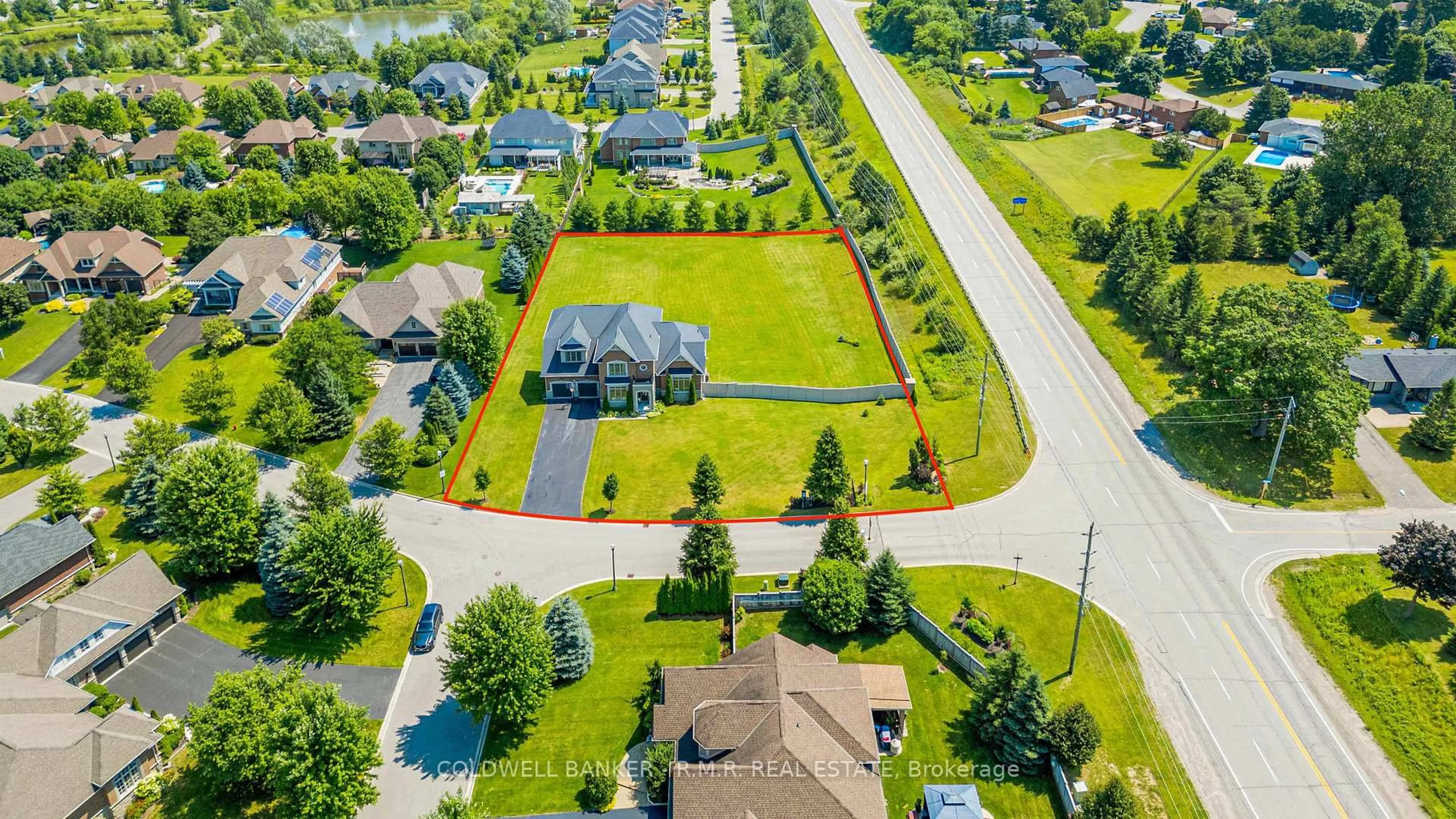 A pic from outside/outdoor area/front of a property/back of a property/a pic from drone, street for 19 Forestgreen Dr, Uxbridge Ontario L9P 0B8
