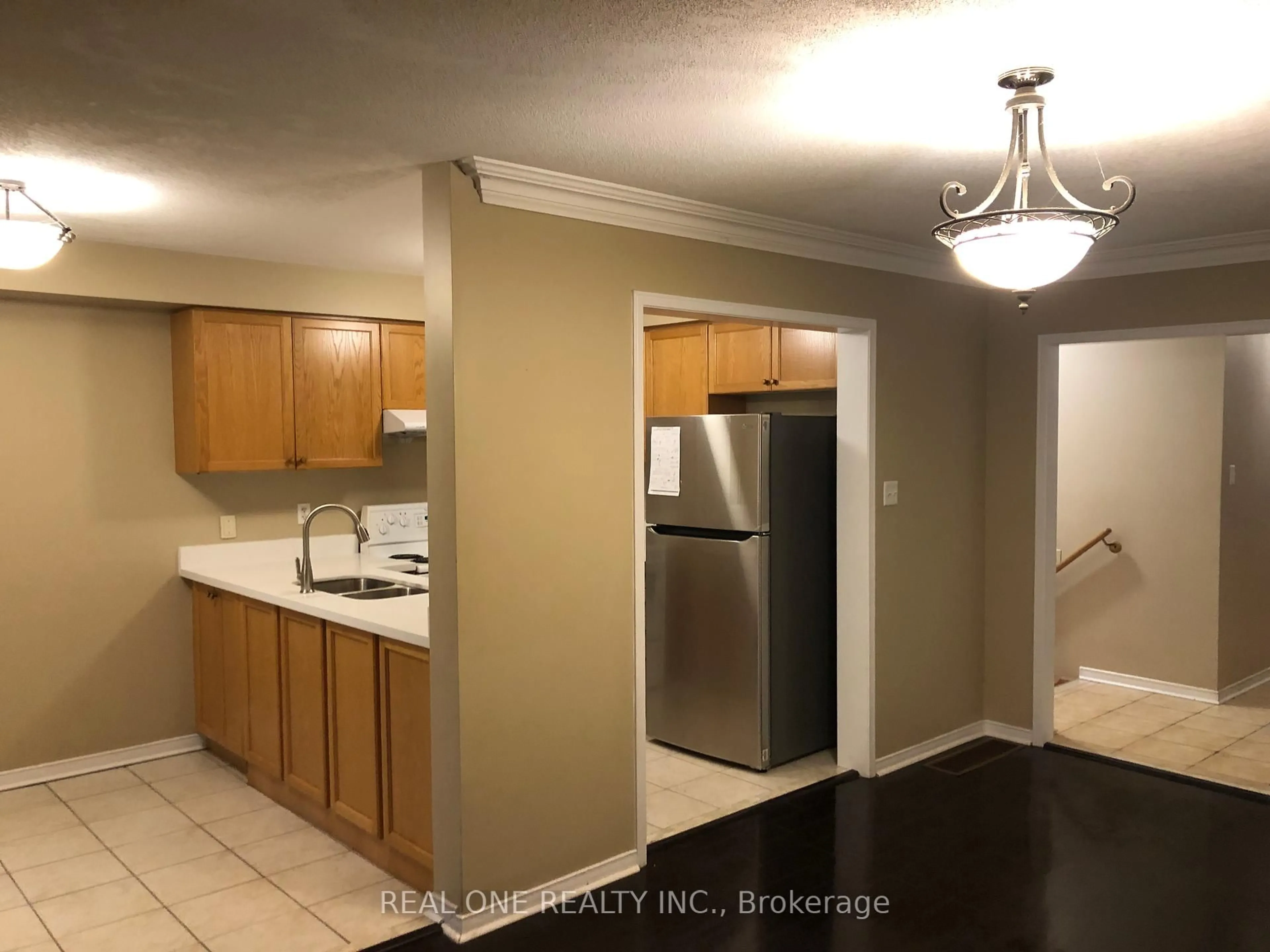Standard kitchen, unknown for 203 Banbrooke Cres, Newmarket Ontario L3X 2W7