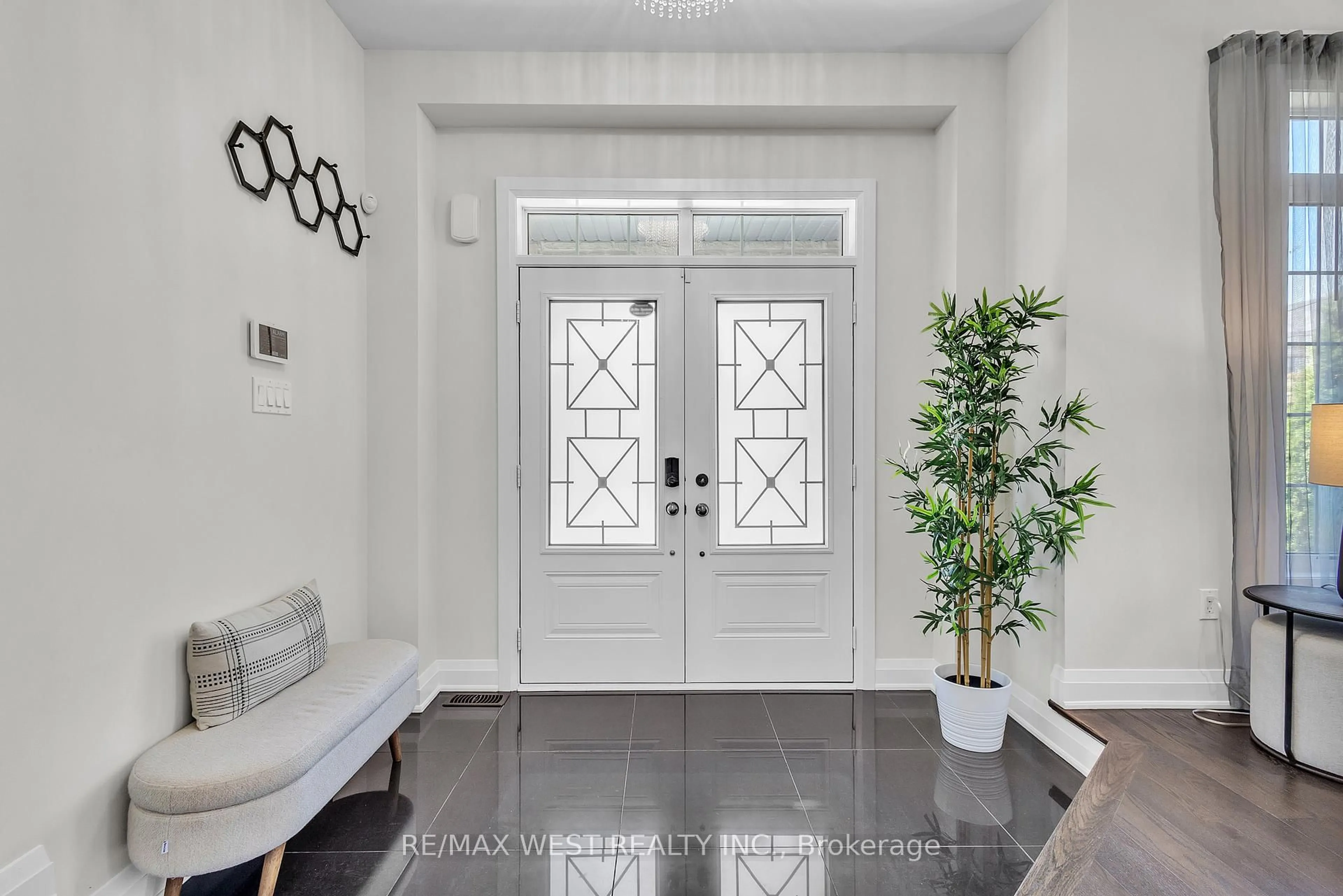 Indoor entryway for 41 Pelee Ave, Vaughan Ontario L4H 3Y9