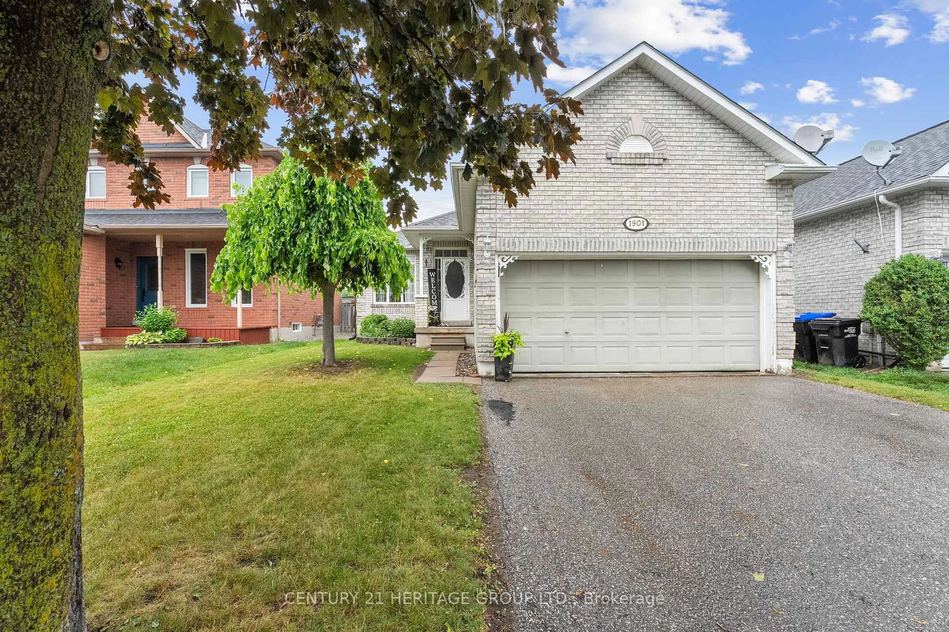 Home with brick exterior material, street for 1901 Emerald Crt, Innisfil Ontario L9S 2A4