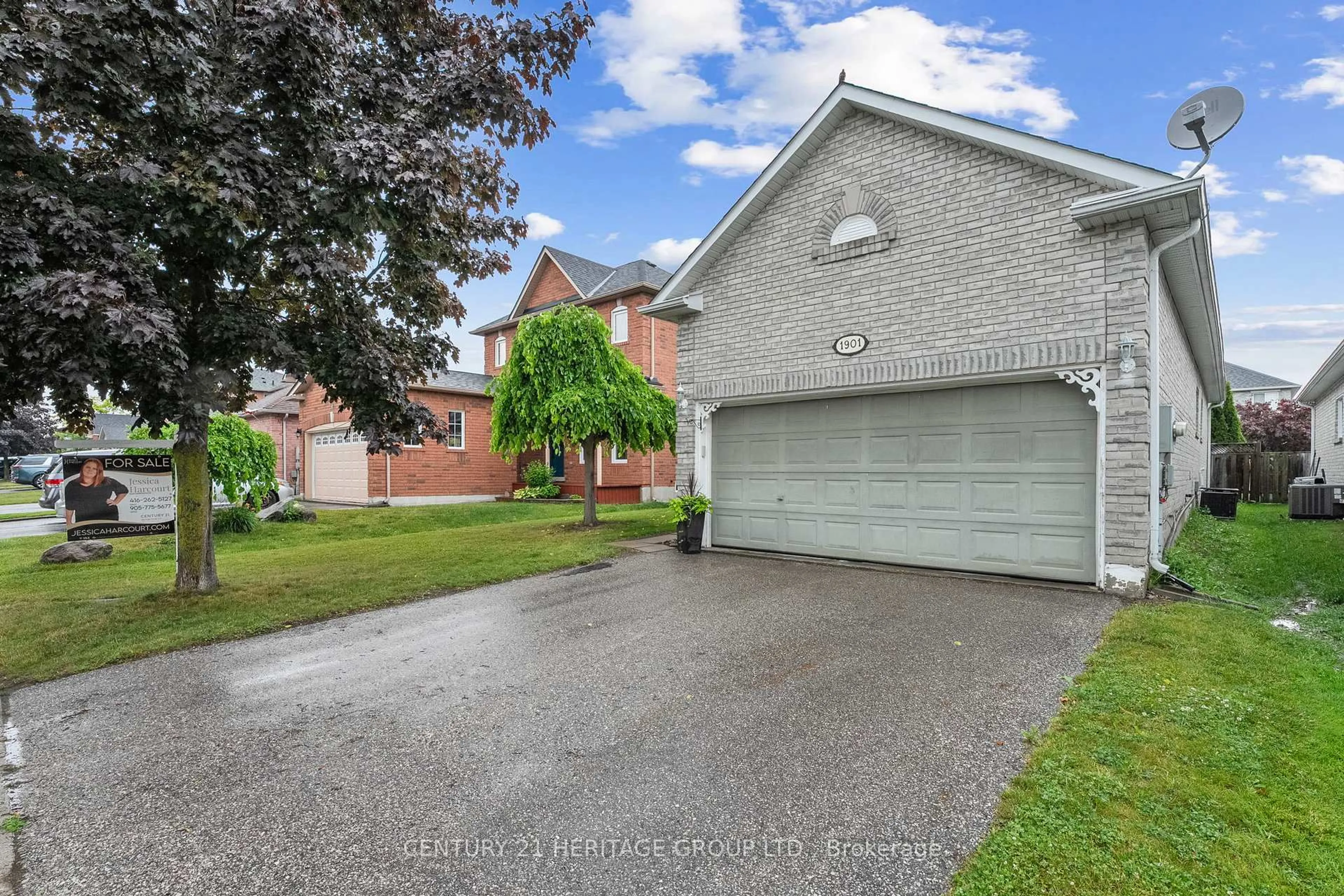 Home with brick exterior material, street for 1901 Emerald Crt, Innisfil Ontario L9S 2A4