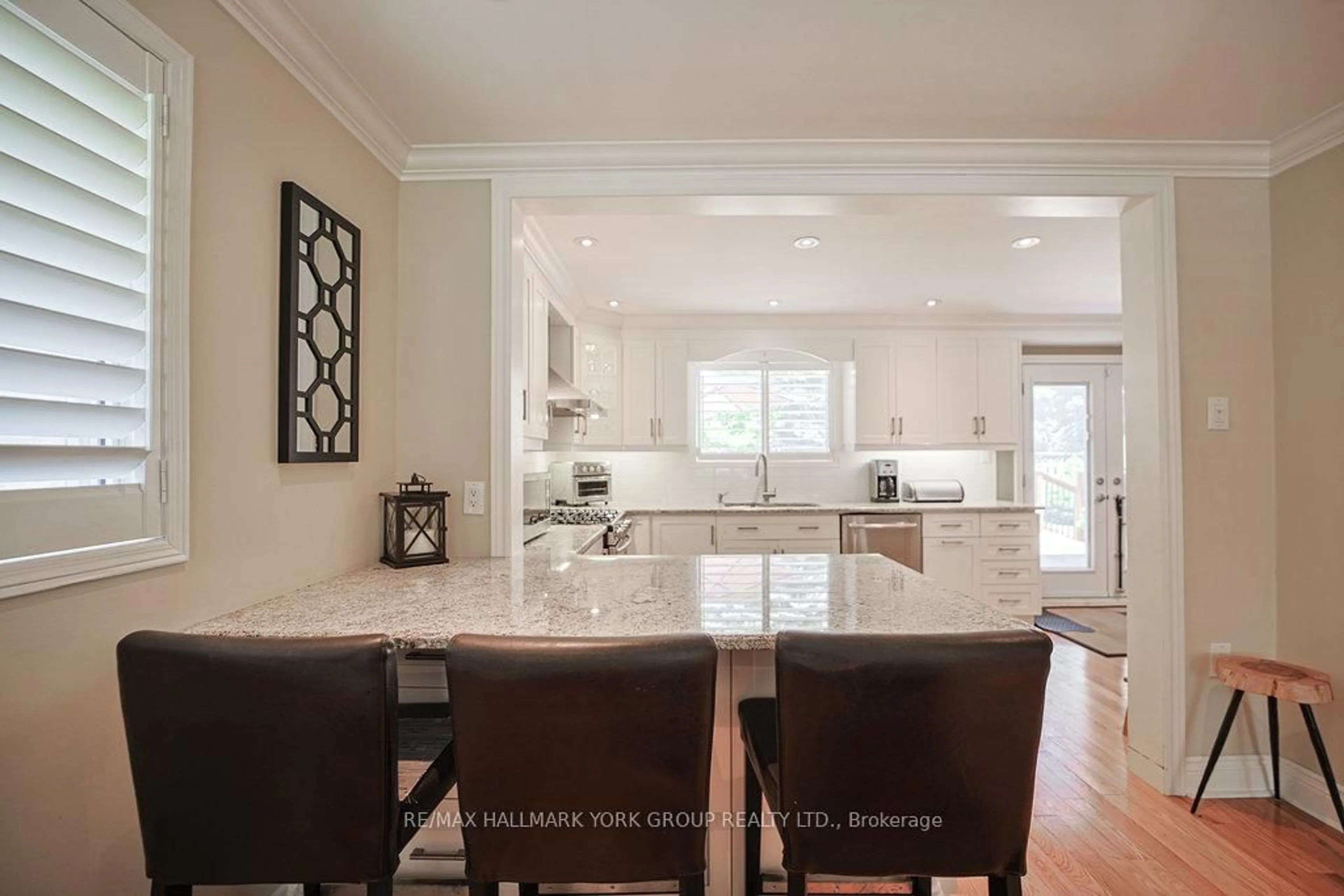 Open concept kitchen, ceramic/tile floor for 286 Kennedy St, Aurora Ontario L4G 6L2