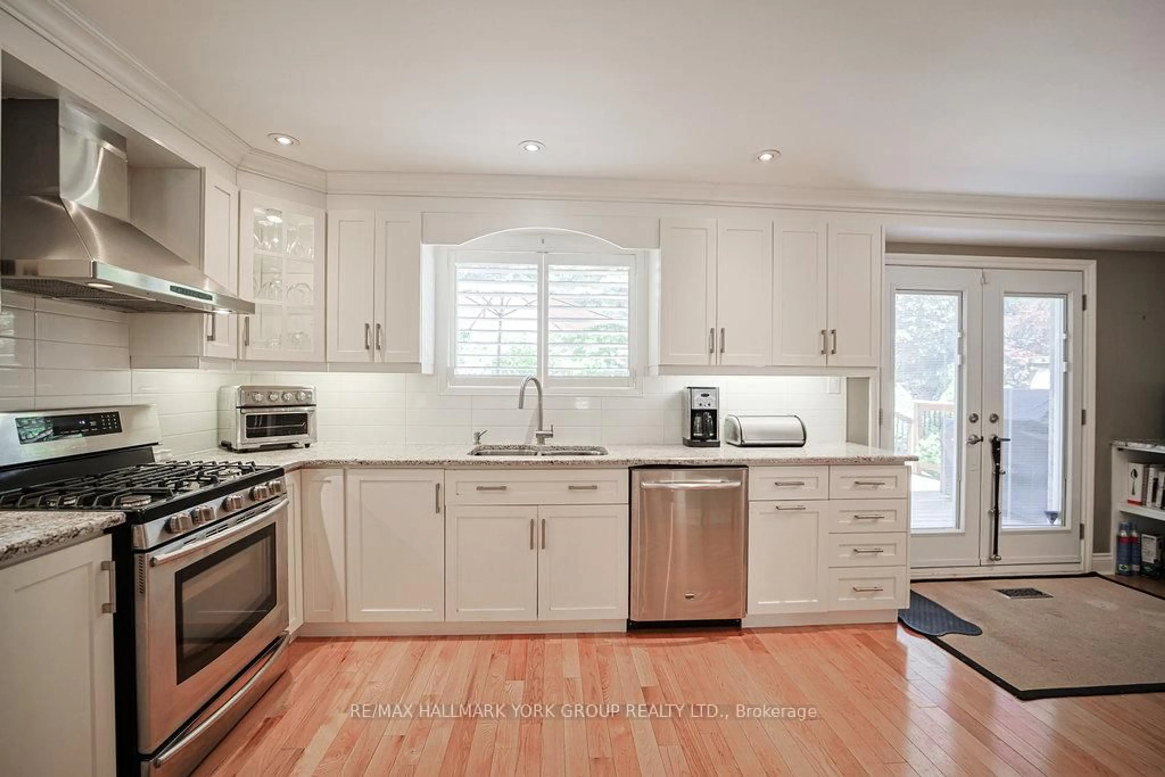 Open concept kitchen, unknown for 286 Kennedy St, Aurora Ontario L4G 6L2