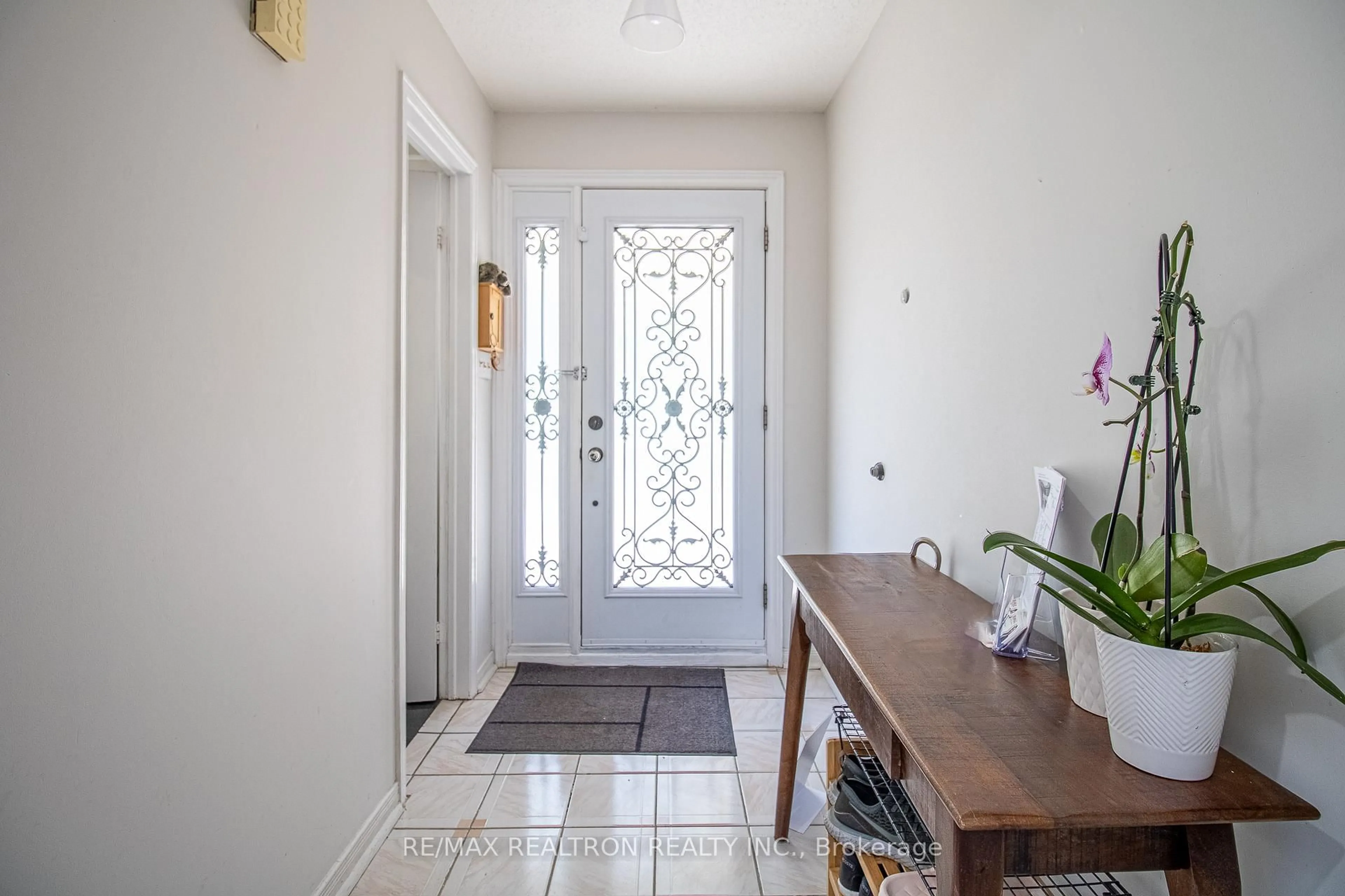 Indoor entryway for 44 Graham Cres, Markham Ontario L3P 4M1