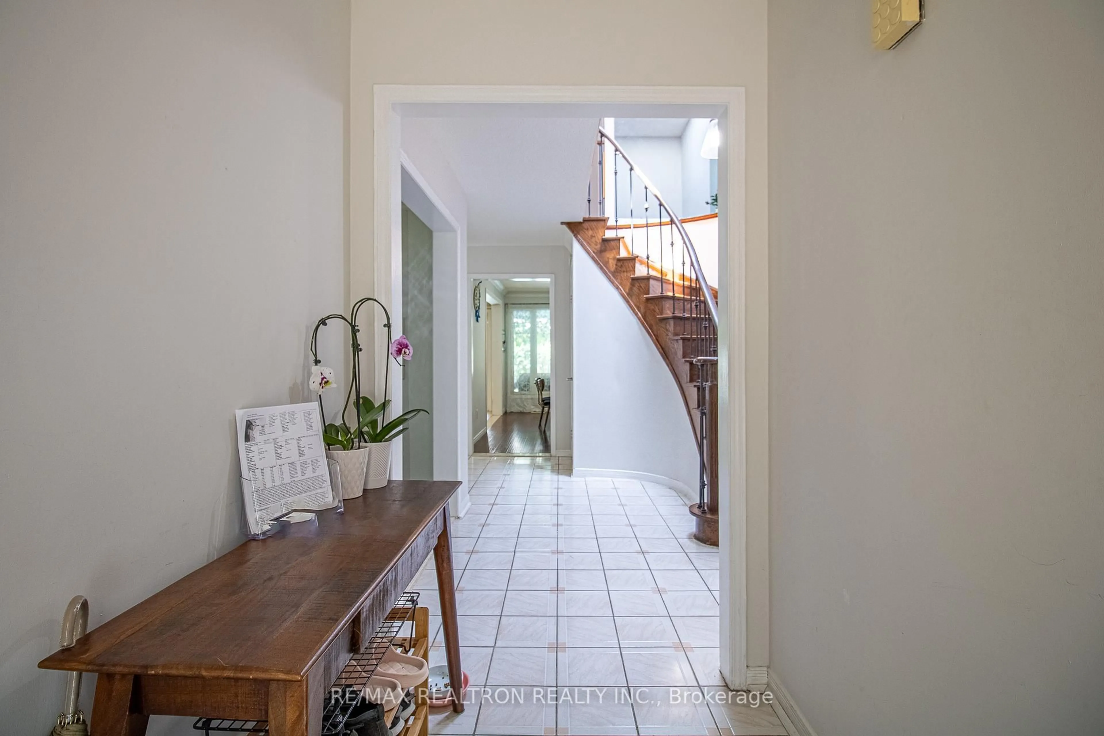 Indoor foyer for 44 Graham Cres, Markham Ontario L3P 4M1