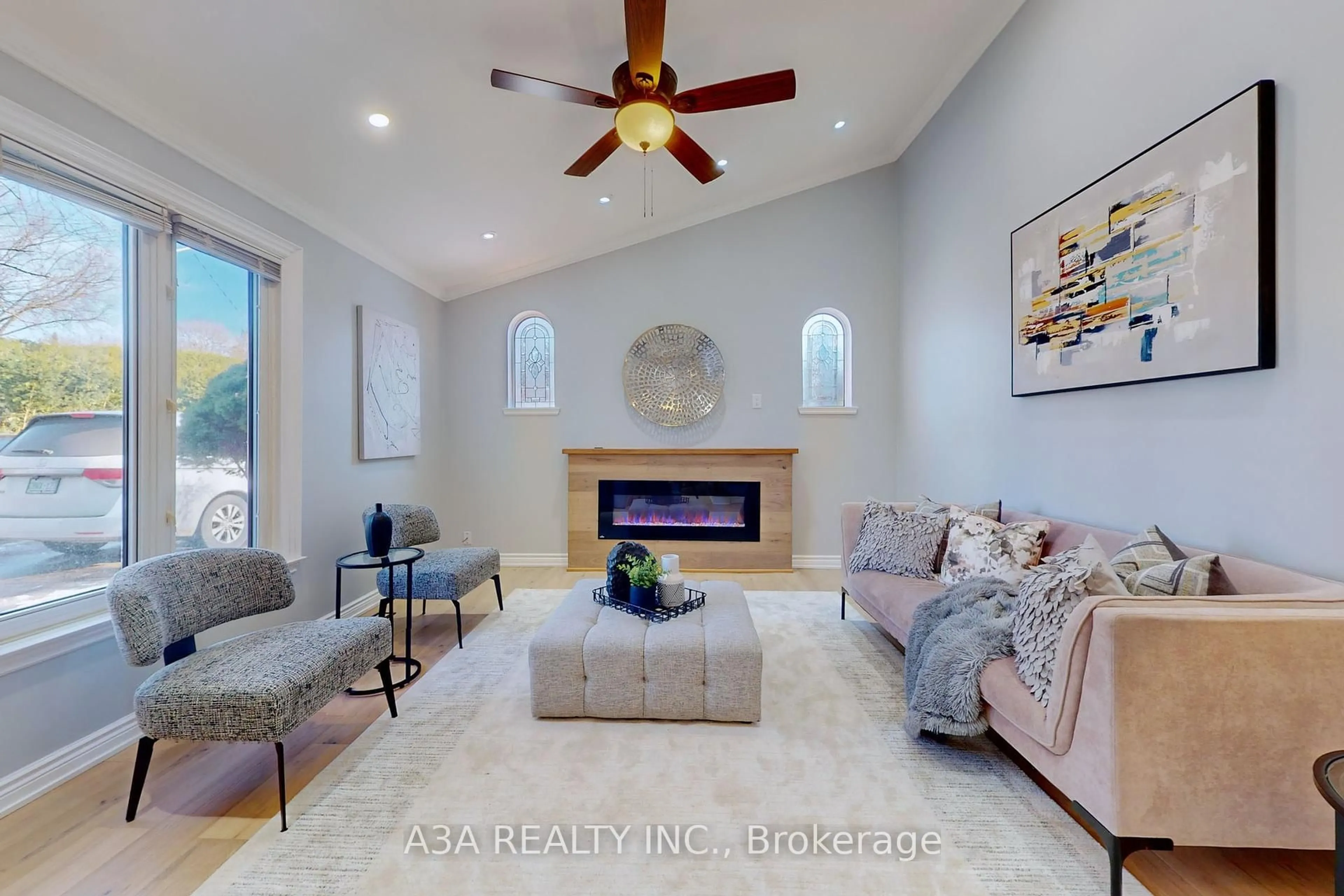 Living room with furniture, ceramic/tile floor for 70 Belfry Dr, Newmarket Ontario L3Y 3G1