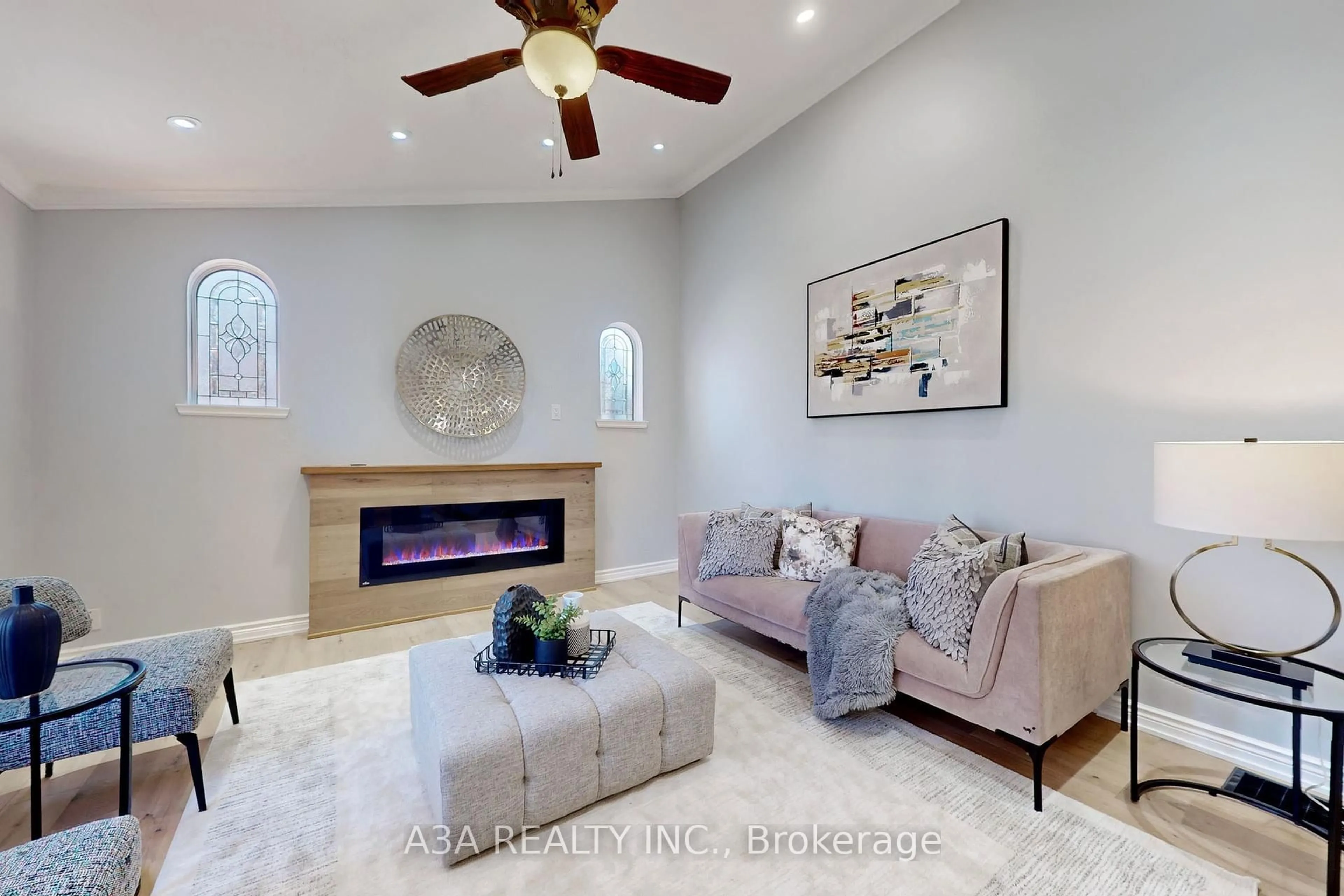 Living room with furniture, unknown for 70 Belfry Dr, Newmarket Ontario L3Y 3G1