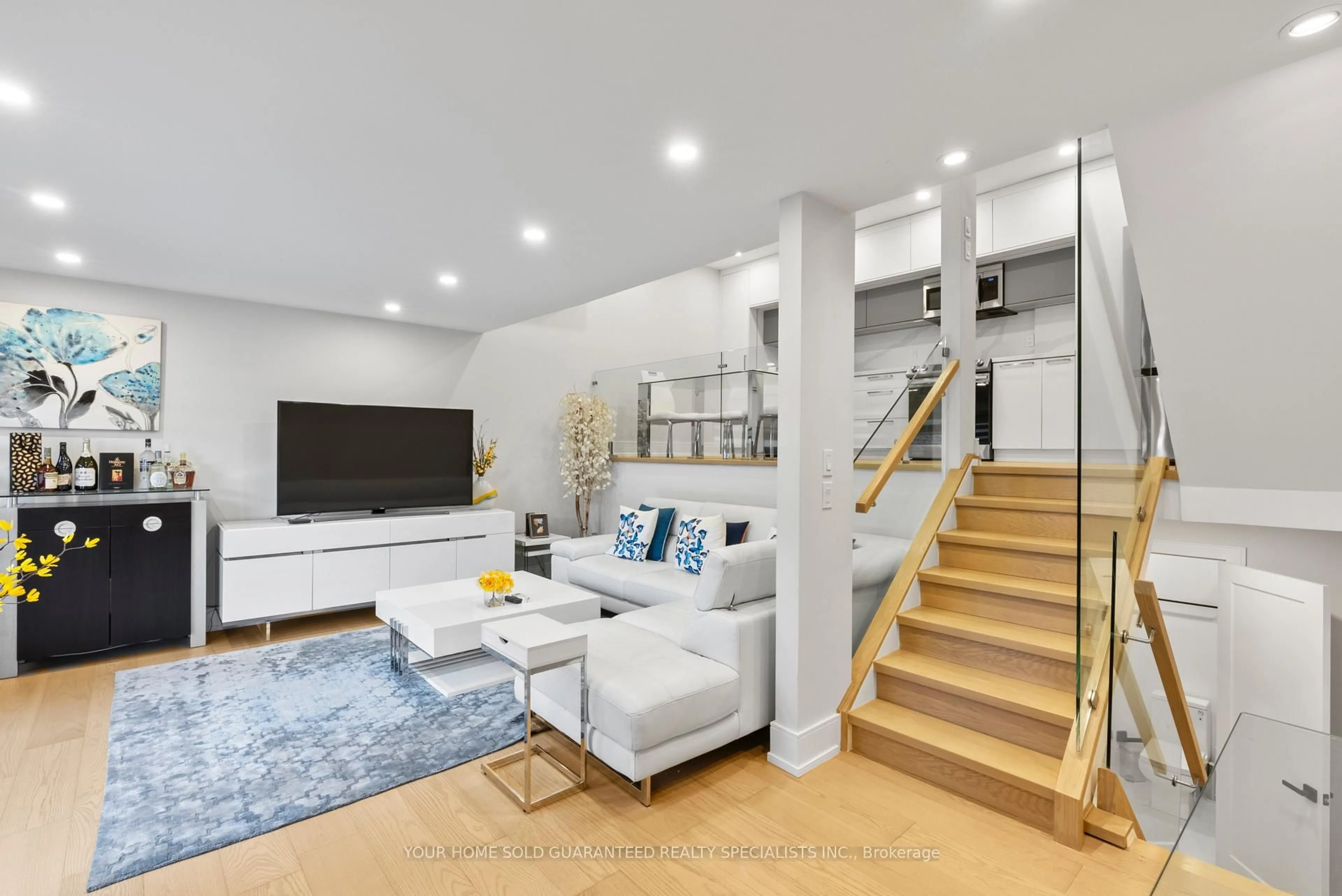 Living room with furniture, unknown for 146 MILESTONE Cres #52, Aurora Ontario L4G 3M2