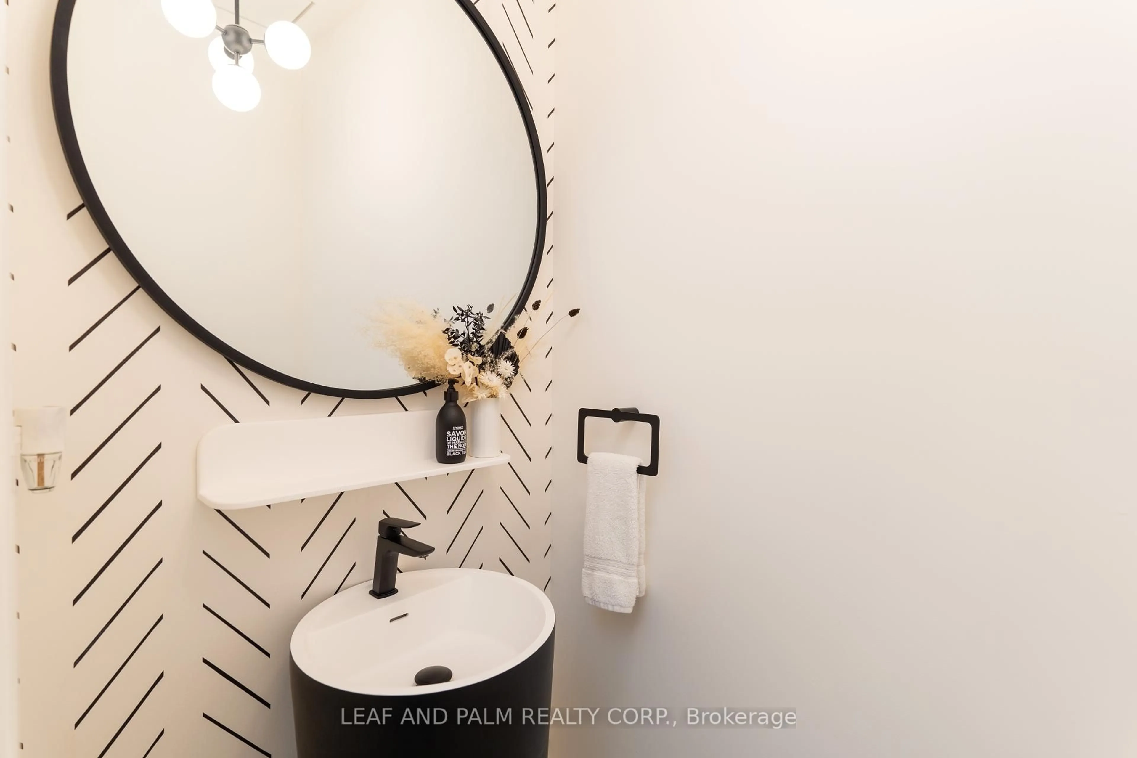 Contemporary bathroom, ceramic/tile floor for 10250 Keele St #3, Vaughan Ontario L6A 3Y9