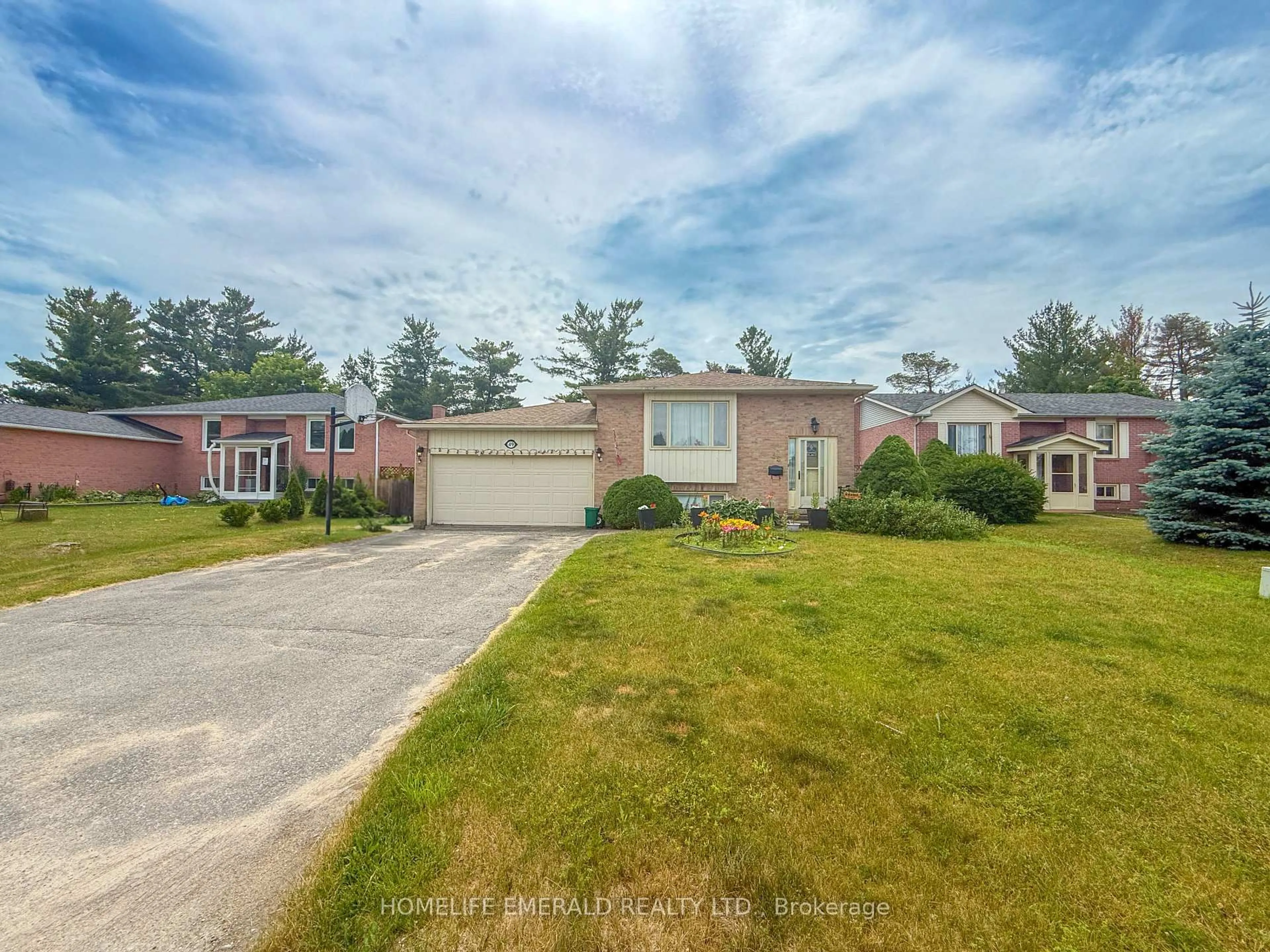 A pic from outside/outdoor area/front of a property/back of a property/a pic from drone, street for 49 Sandy Lane, Essa Ontario L3W 0J5