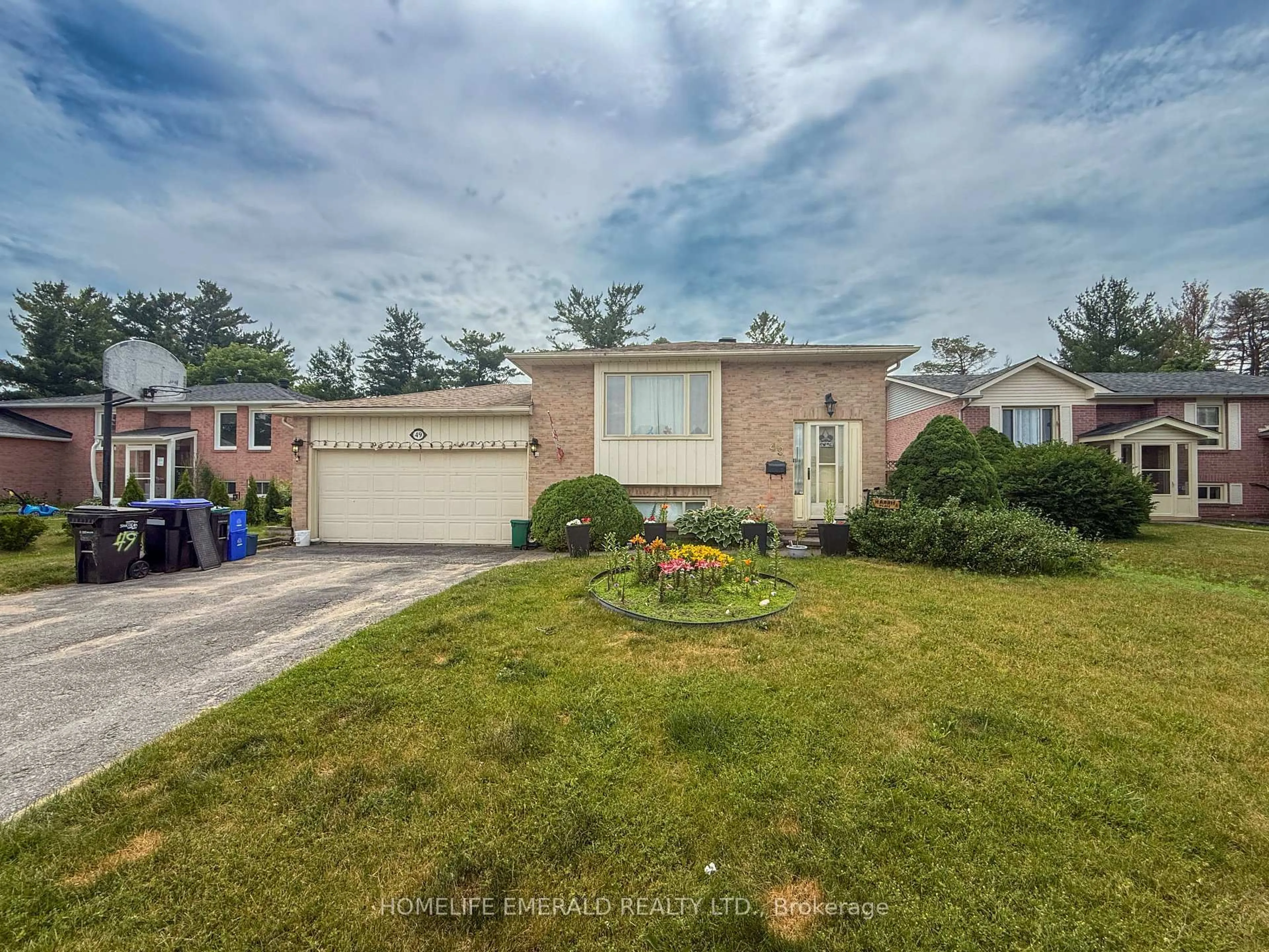 A pic from outside/outdoor area/front of a property/back of a property/a pic from drone, street for 49 Sandy Lane, Essa Ontario L3W 0J5