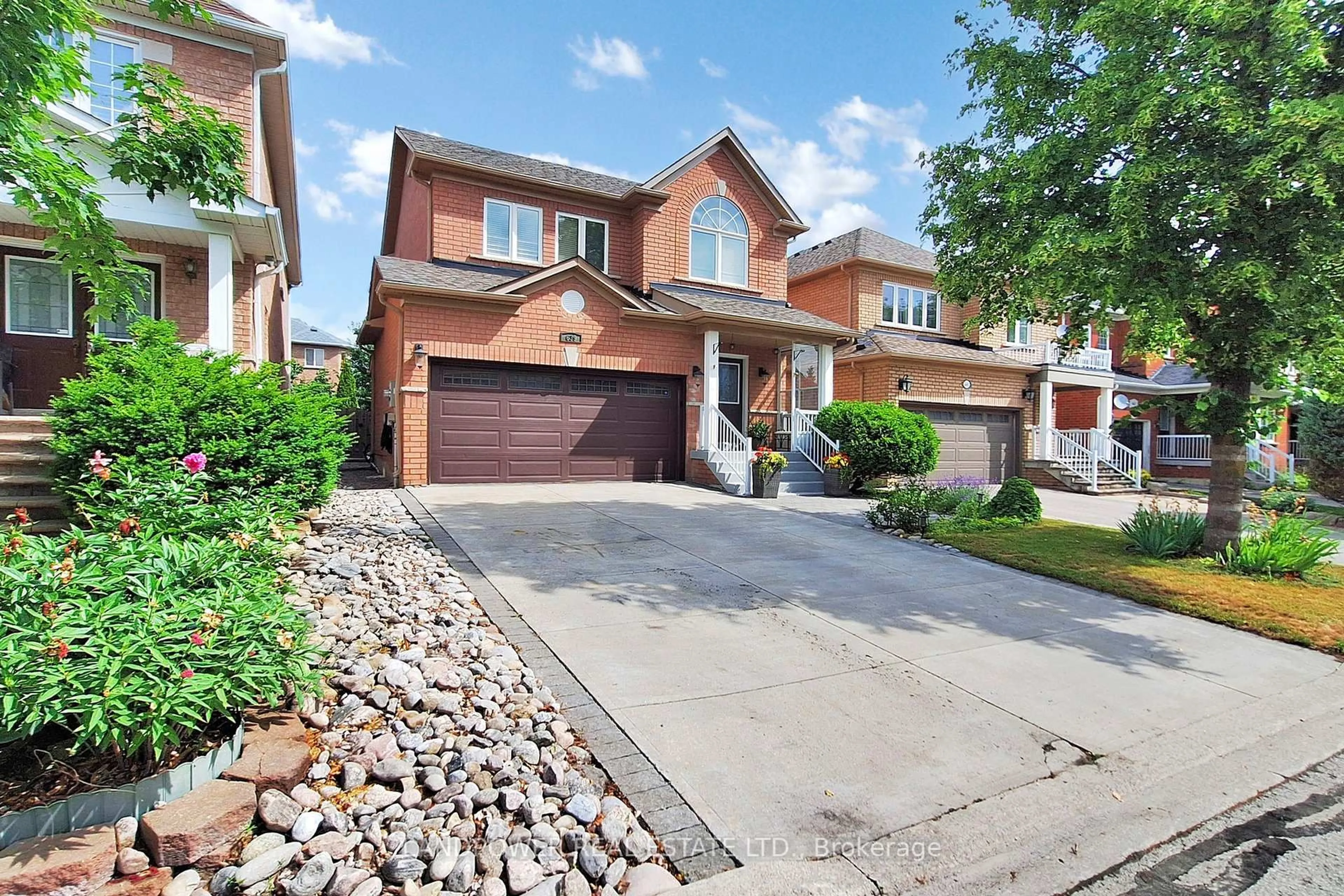 Home with brick exterior material, street for 639 Society Cres, Newmarket Ontario L3X 2V8