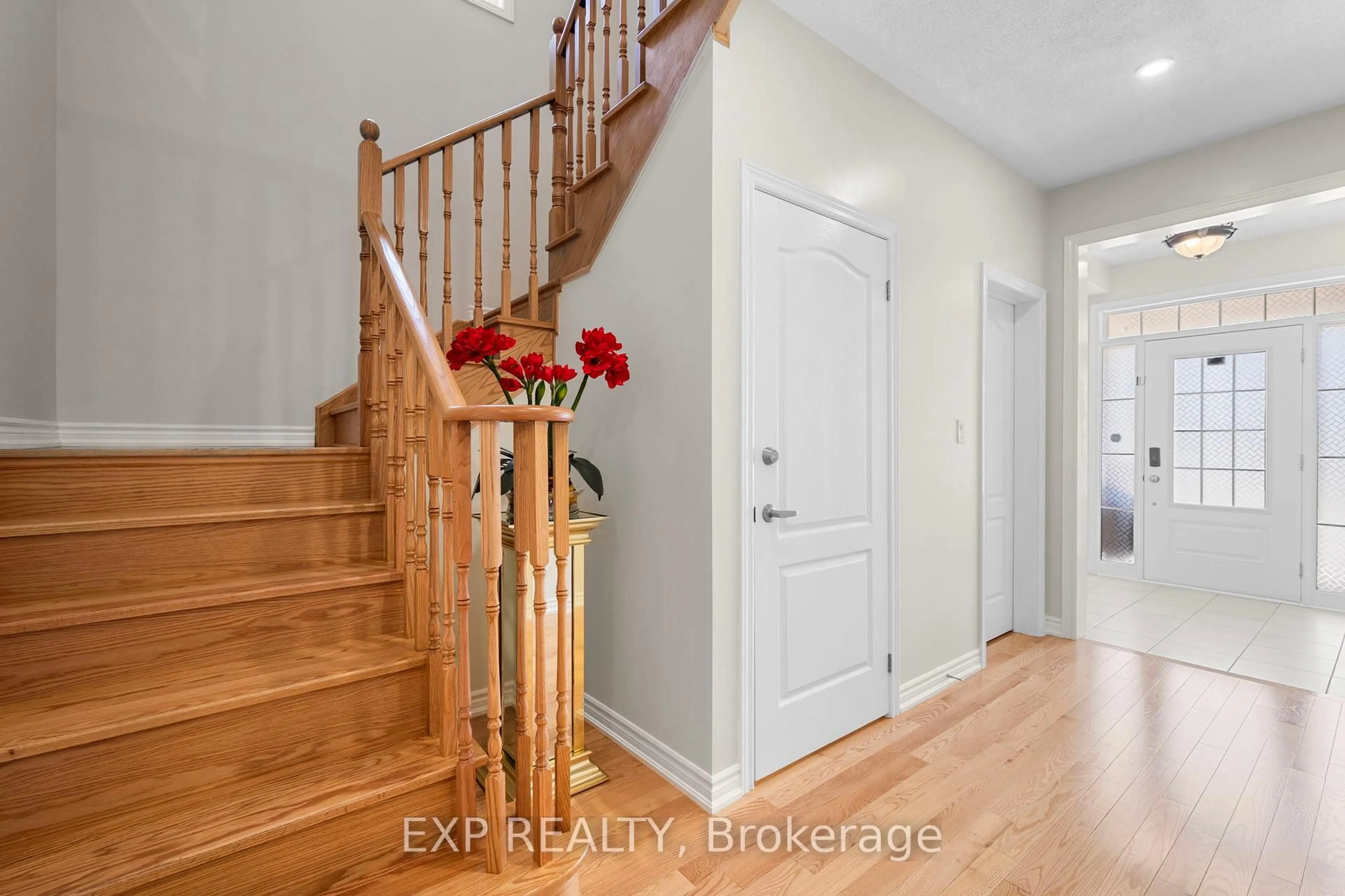 Indoor entryway for 26 Pietrowski Dr, Georgina Ontario L4P 1J5