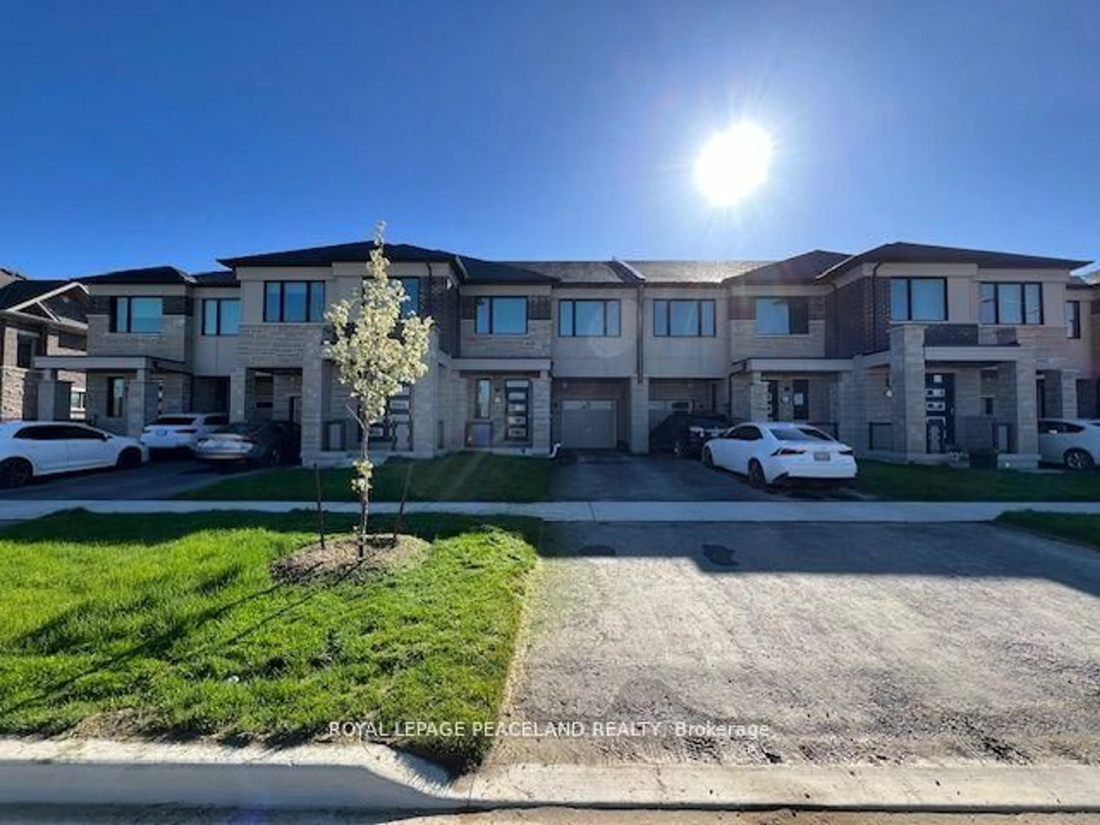A pic from outside/outdoor area/front of a property/back of a property/a pic from drone, street for 175 Beaverbrae Dr, Markham Ontario L6C 3K5