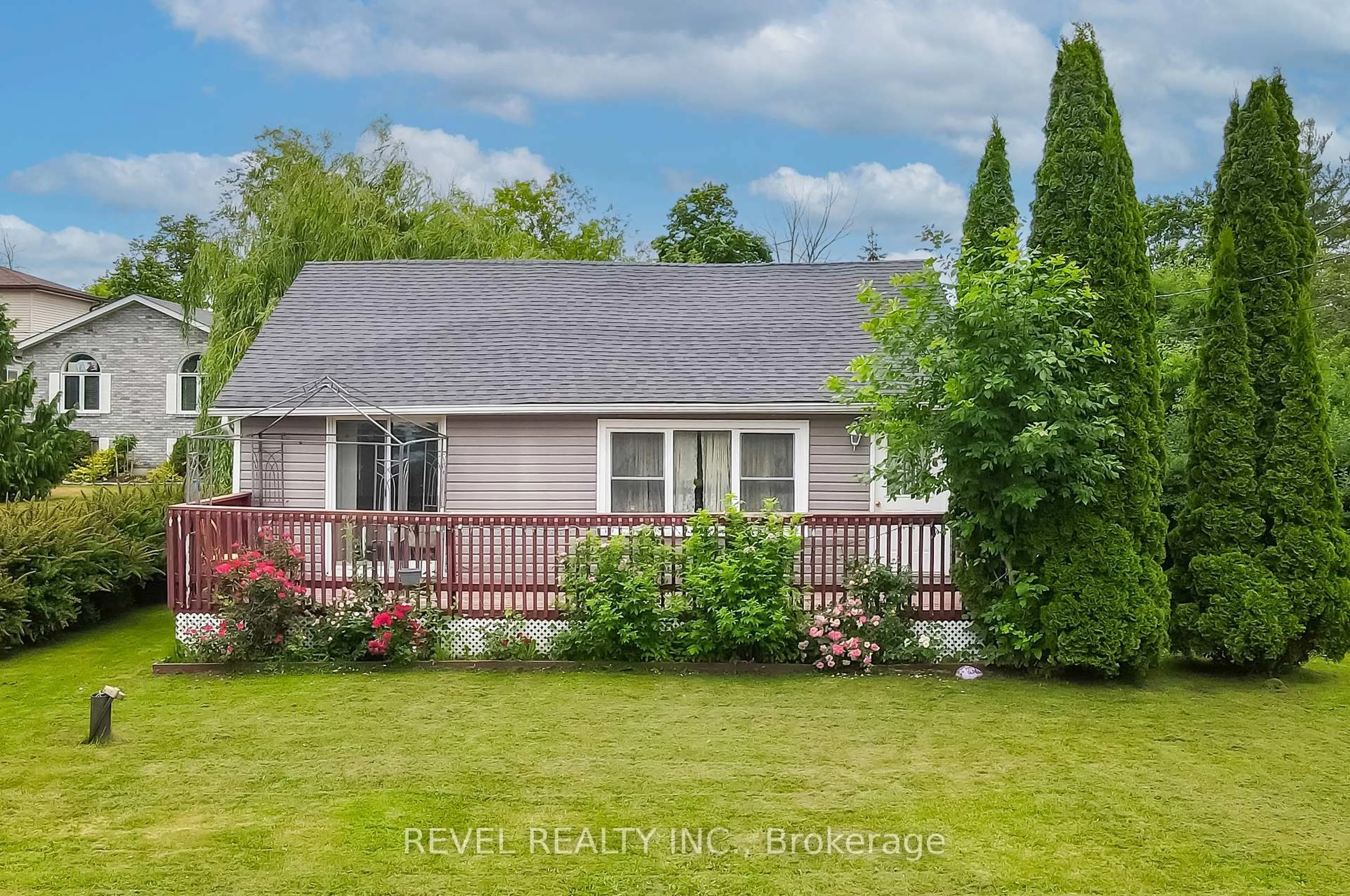 A pic from outside/outdoor area/front of a property/back of a property/a pic from drone, street for 779 Lennox Ave, Georgina Ontario L4P 3E9