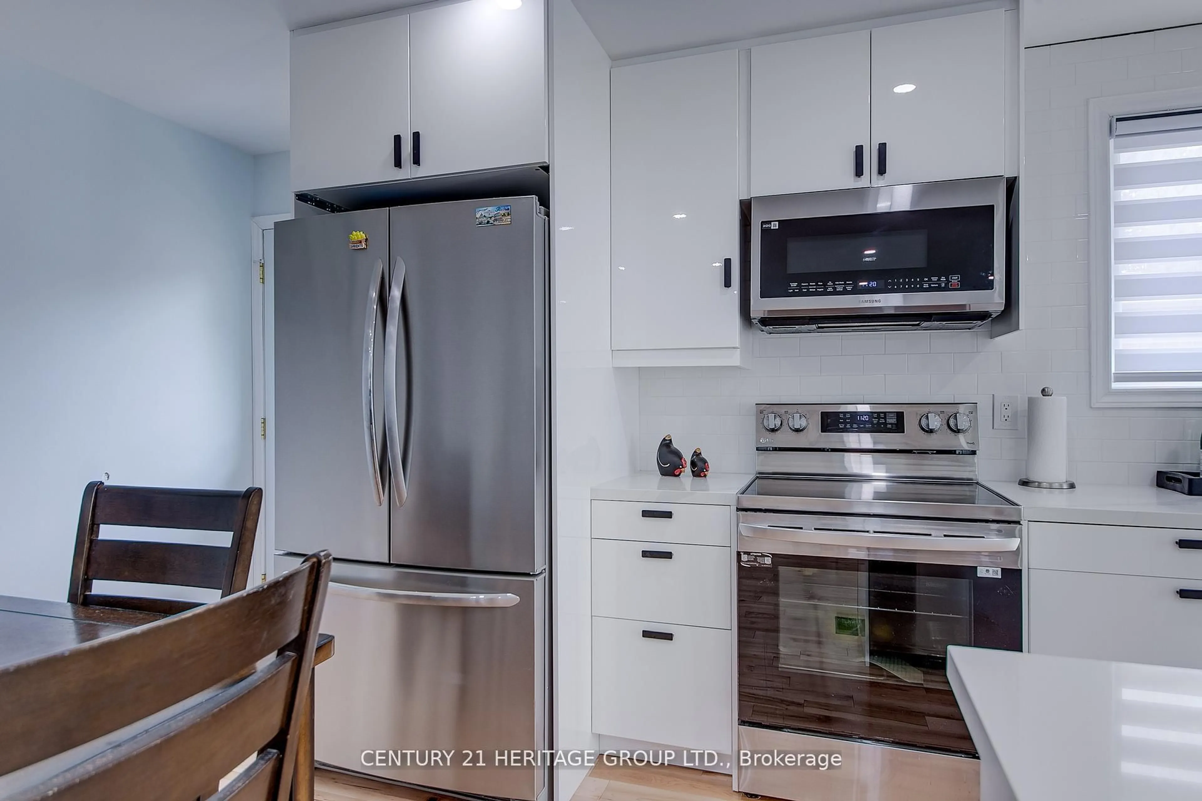 Standard kitchen, ceramic/tile floor for 68 Adeline Ave, New Tecumseth Ontario L0G 1W0