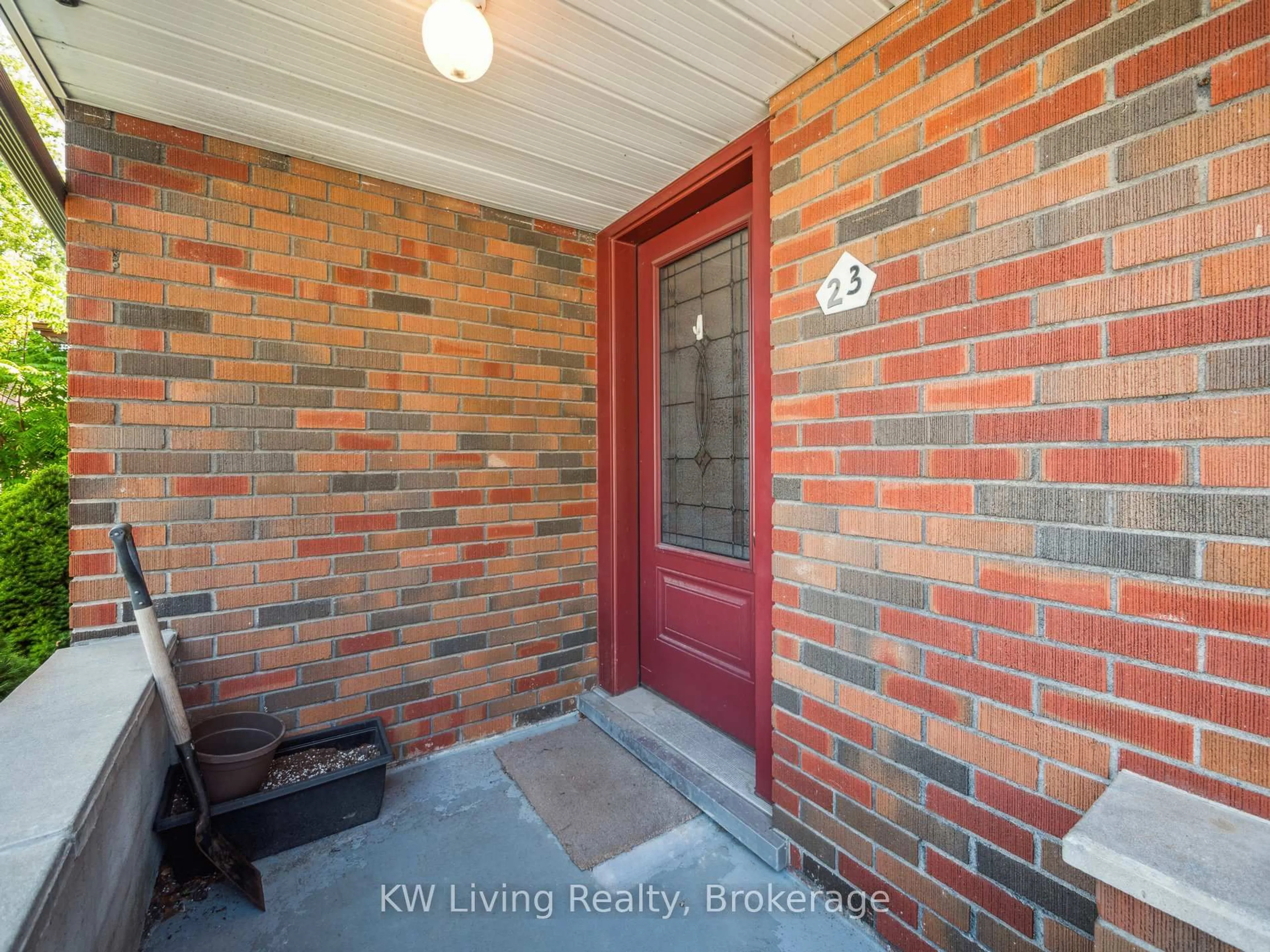 Indoor entryway for 23 Wellington St, New Tecumseth Ontario L9R 1G8