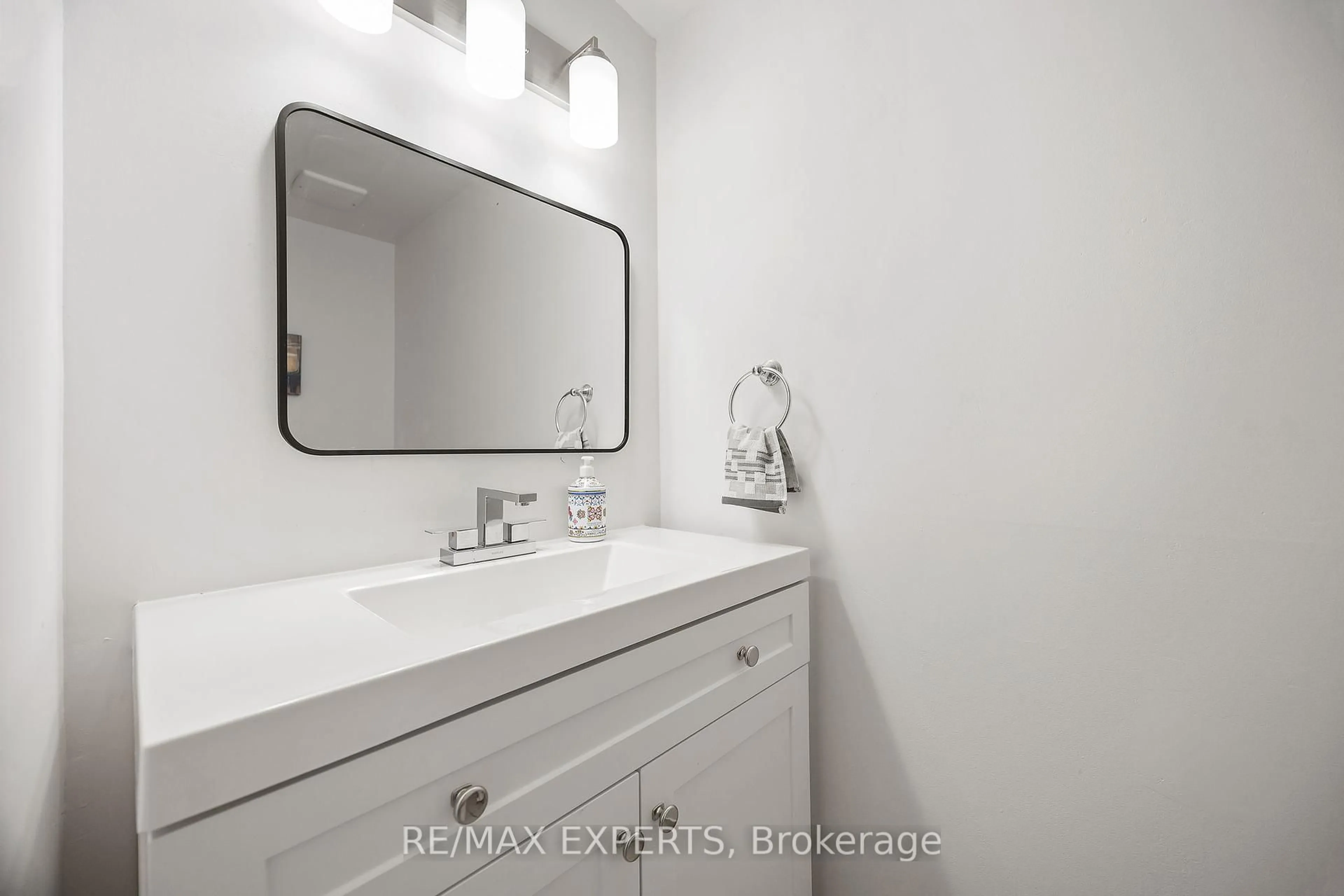 Standard bathroom, ceramic/tile floor for 242 Milestone Cres, Aurora Ontario L4G 3M2