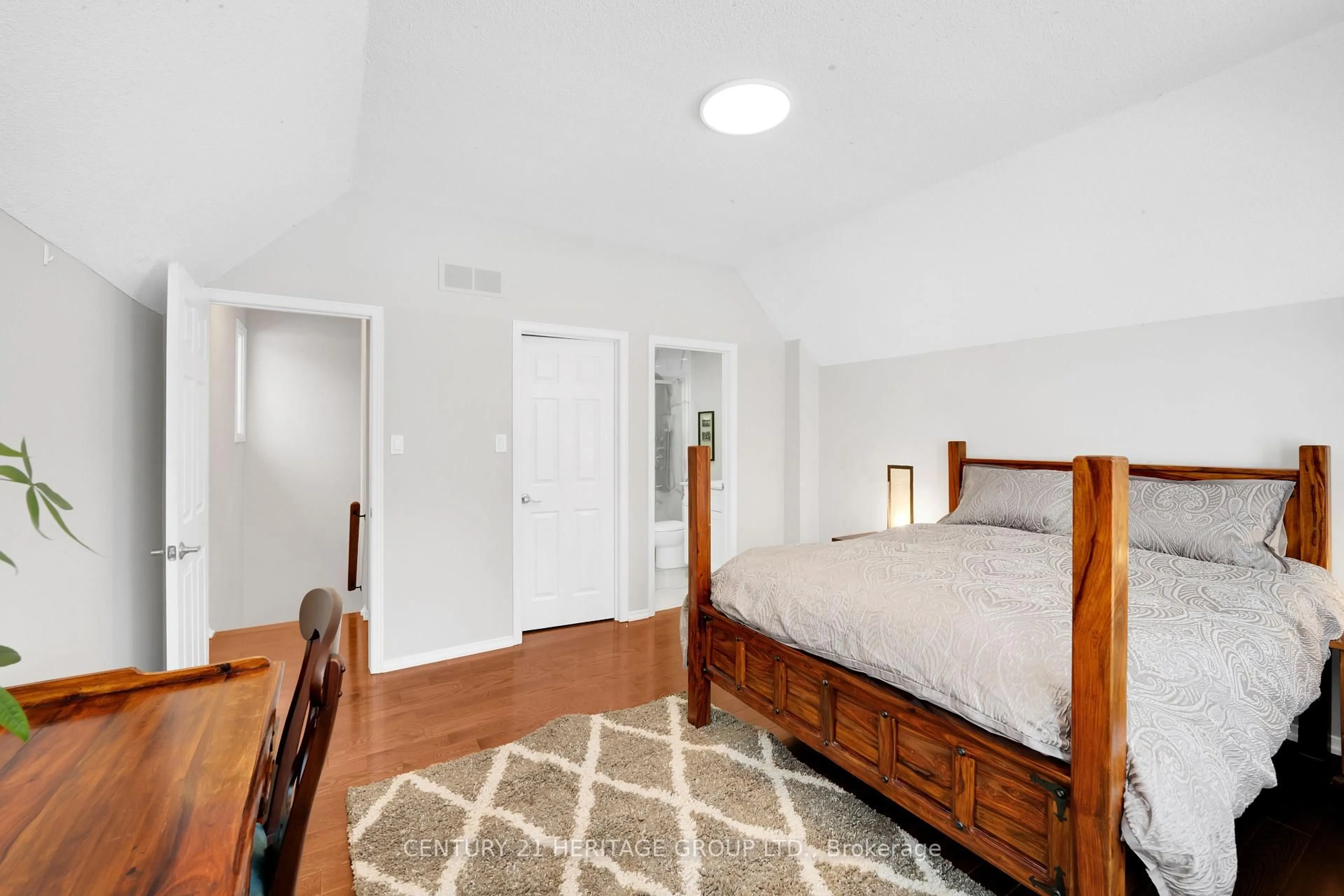 Bedroom with bed, unknown for 514 Keith Ave, Newmarket Ontario L3X 1V4