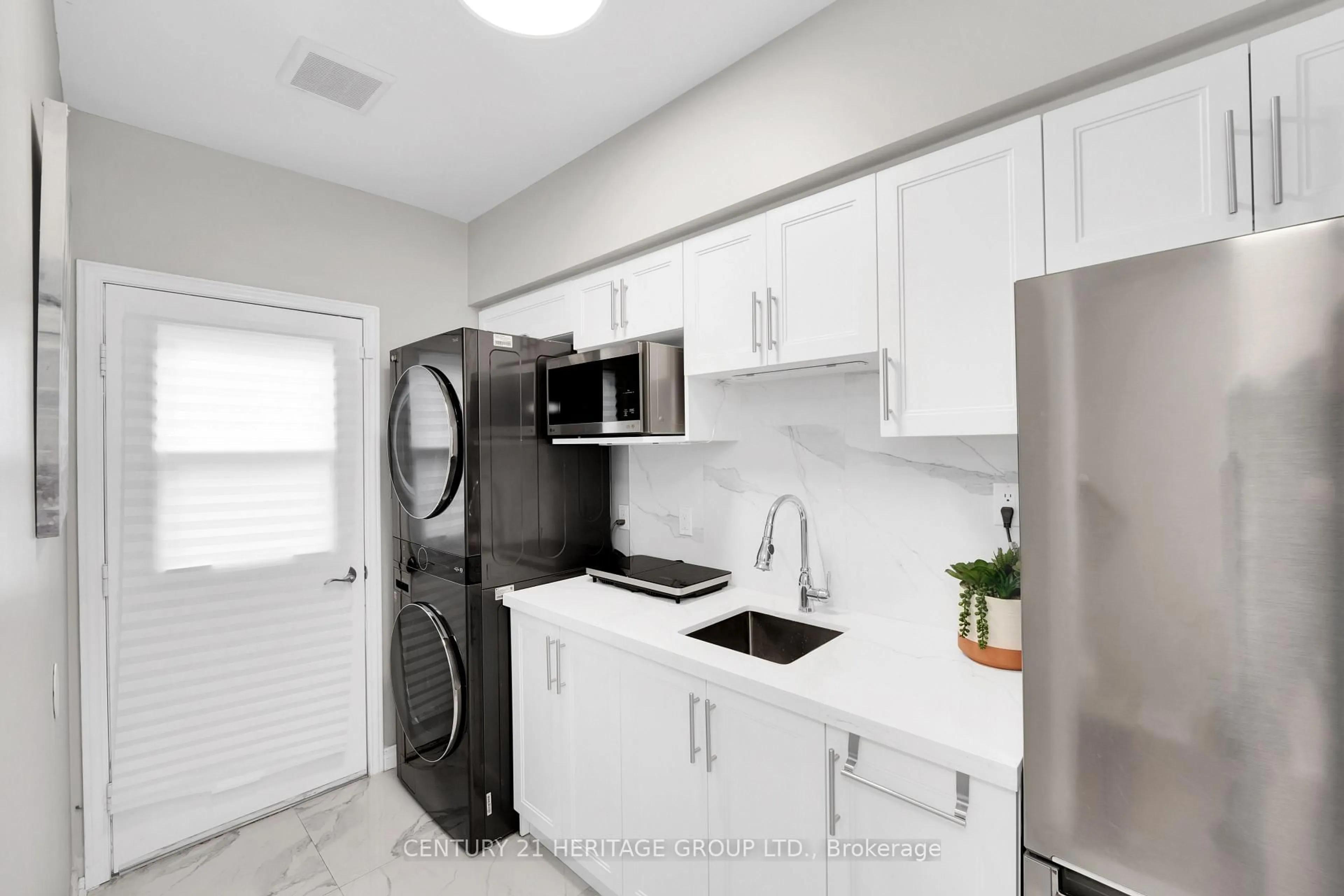 Kitchen with laundary machines, ceramic/tile floor for 514 Keith Ave, Newmarket Ontario L3X 1V4