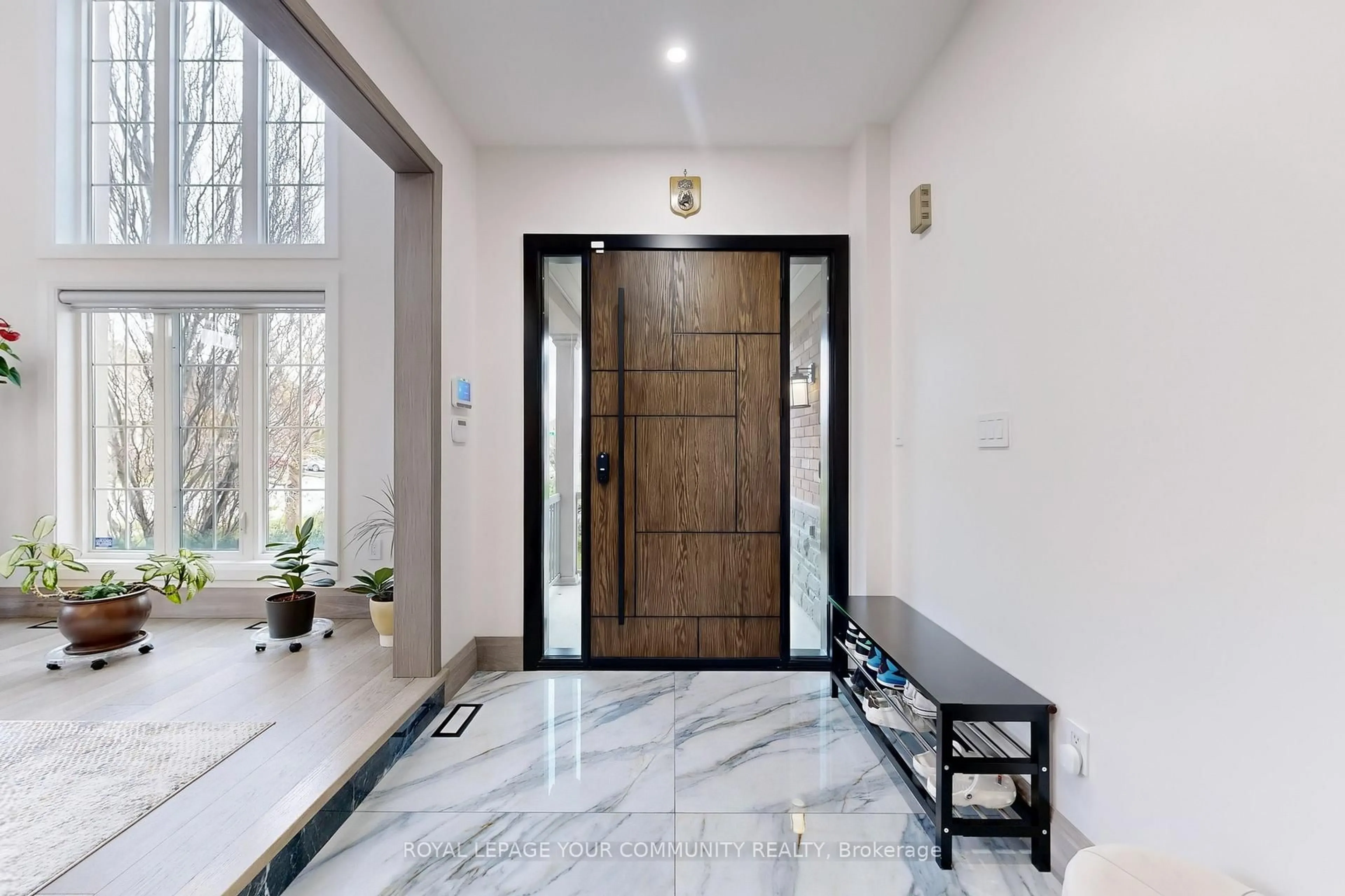 Indoor foyer for 1 Princess Isabella Crt, Vaughan Ontario L6A 4B3