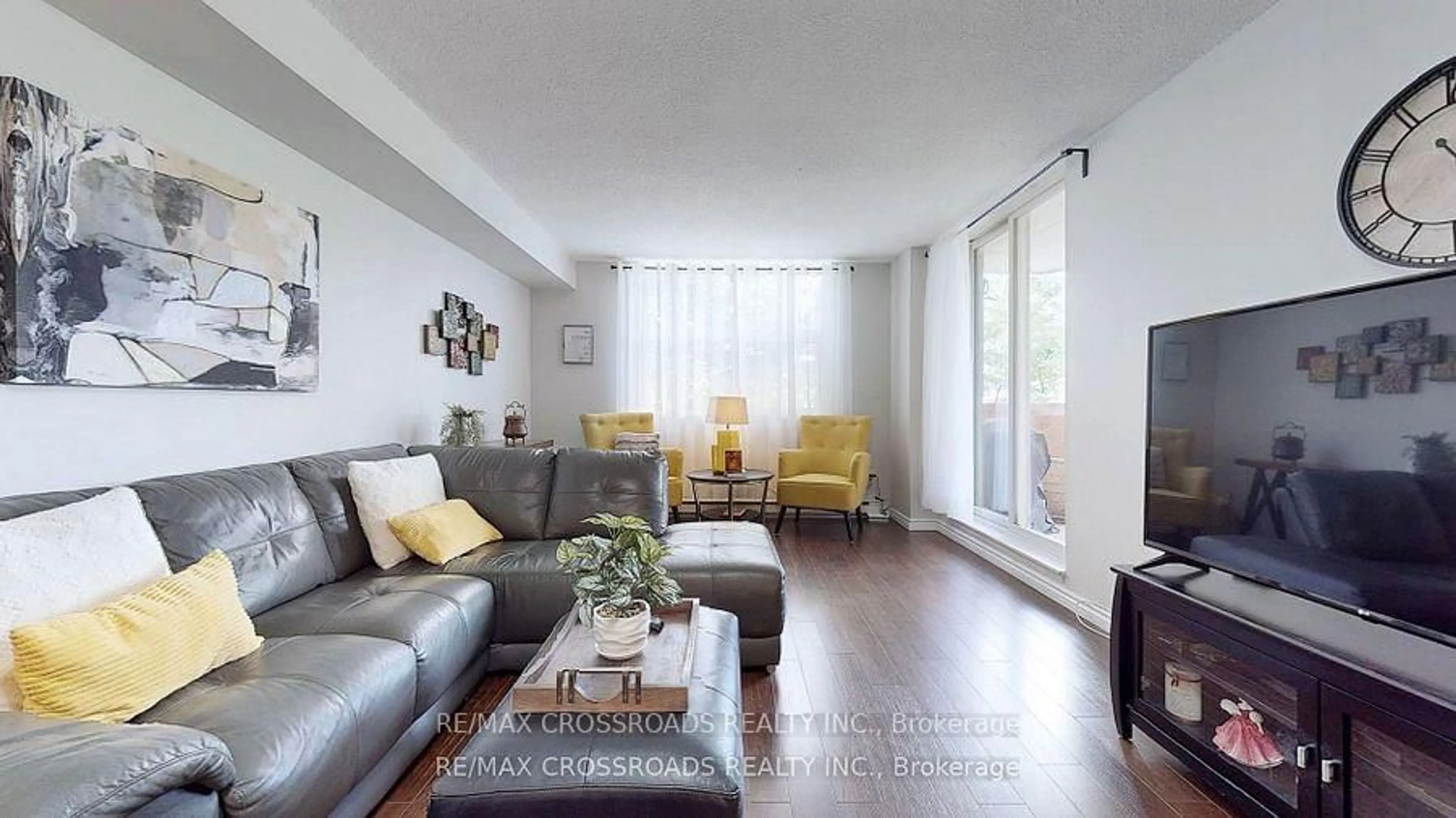 Living room with furniture, wood/laminate floor for 260 Davis Dr #313, Newmarket Ontario L3Y 7C3