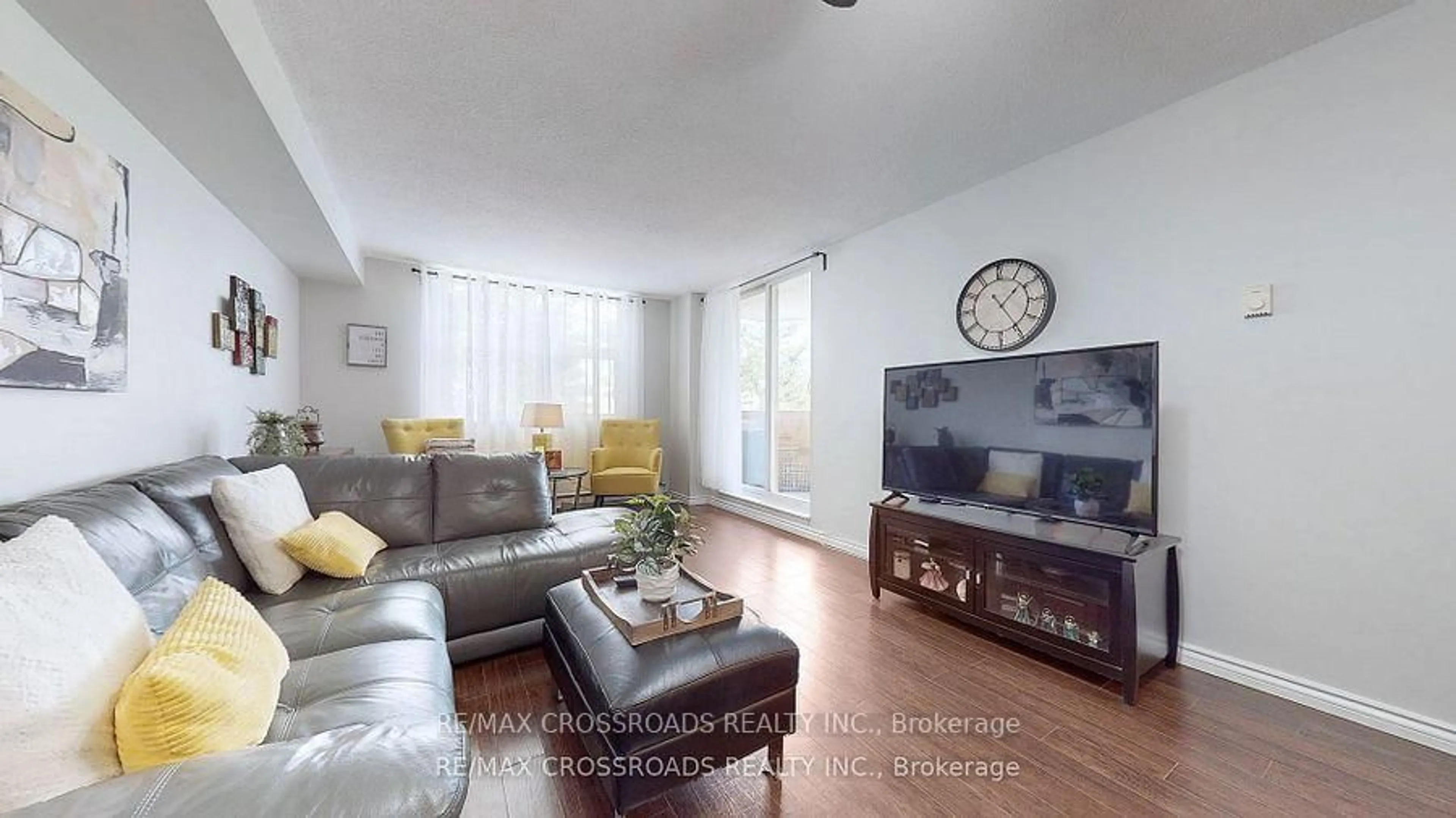 Living room with furniture, unknown for 260 Davis Dr #313, Newmarket Ontario L3Y 7C3