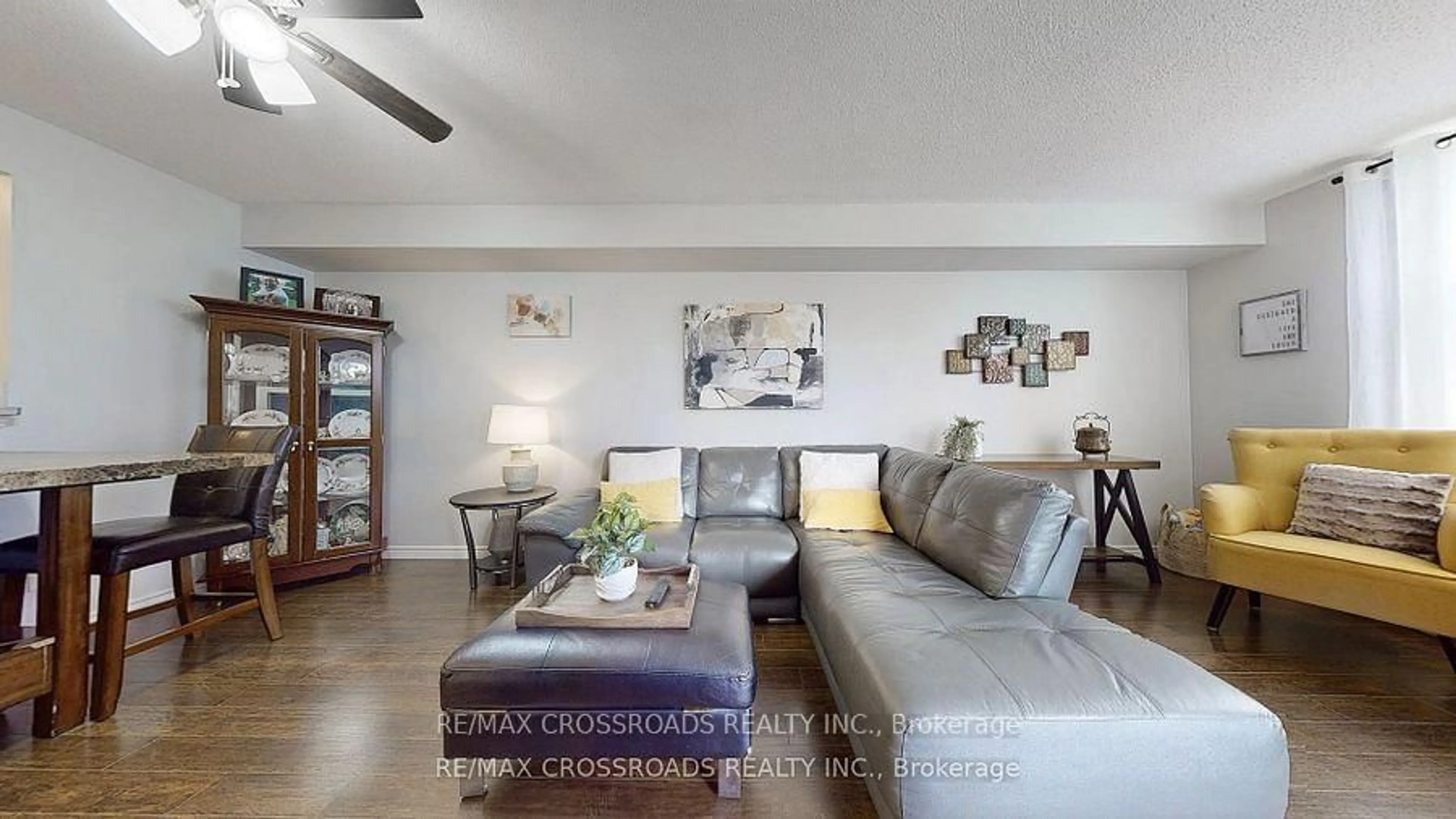 Living room with furniture, unknown for 260 Davis Dr #313, Newmarket Ontario L3Y 7C3