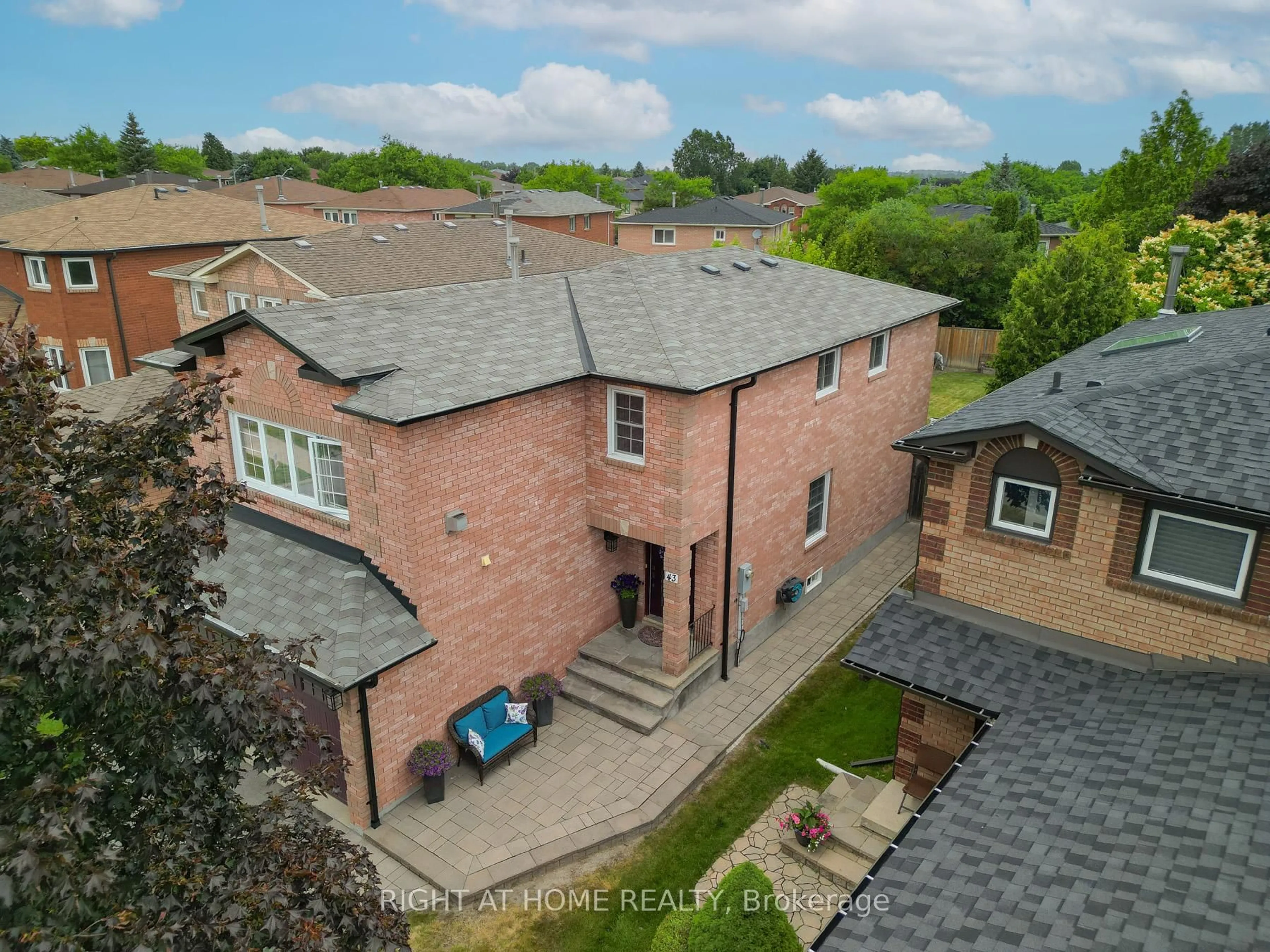A pic from outside/outdoor area/front of a property/back of a property/a pic from drone, unknown for 43 Squire Dr, Richmond Hill Ontario L4S 1C6