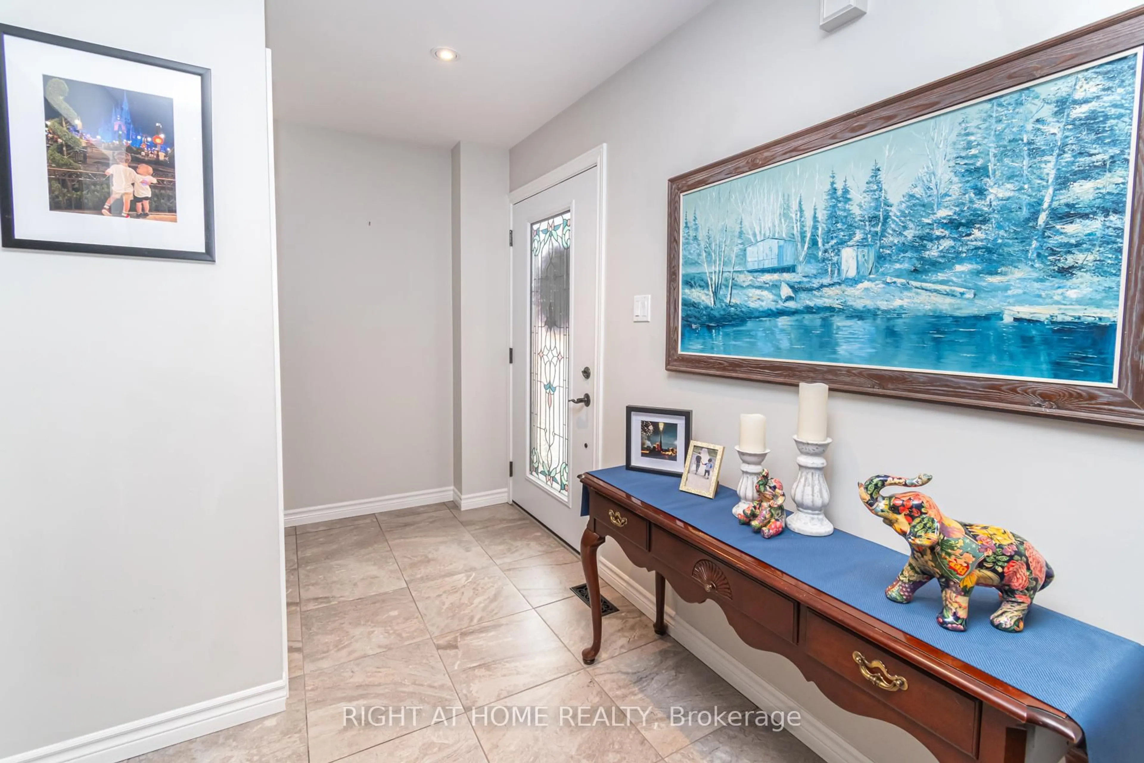 Indoor entryway for 43 Squire Dr, Richmond Hill Ontario L4S 1C6