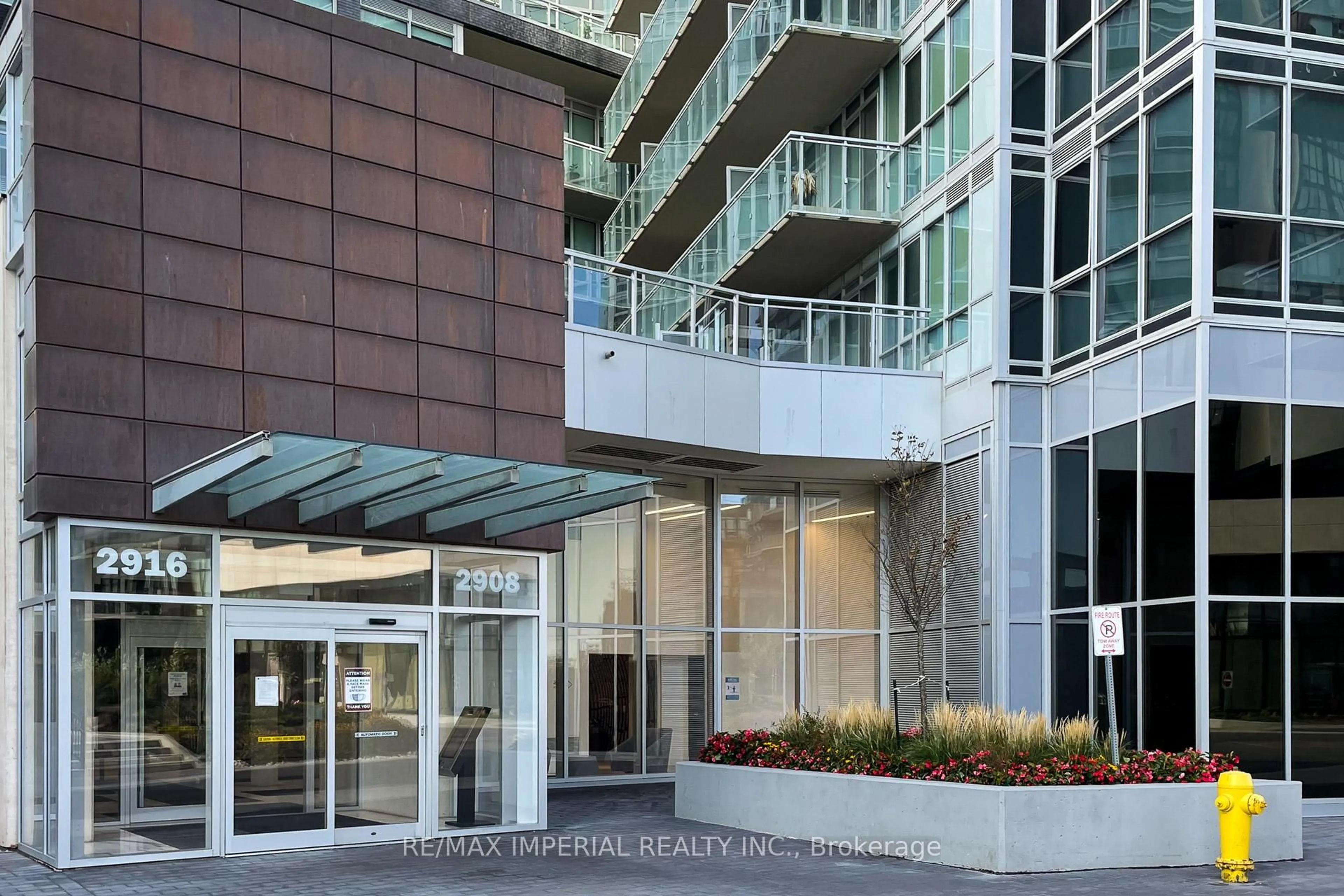 Indoor foyer for 2916 Highway 7 #701, Vaughan Ontario L4K 0K6