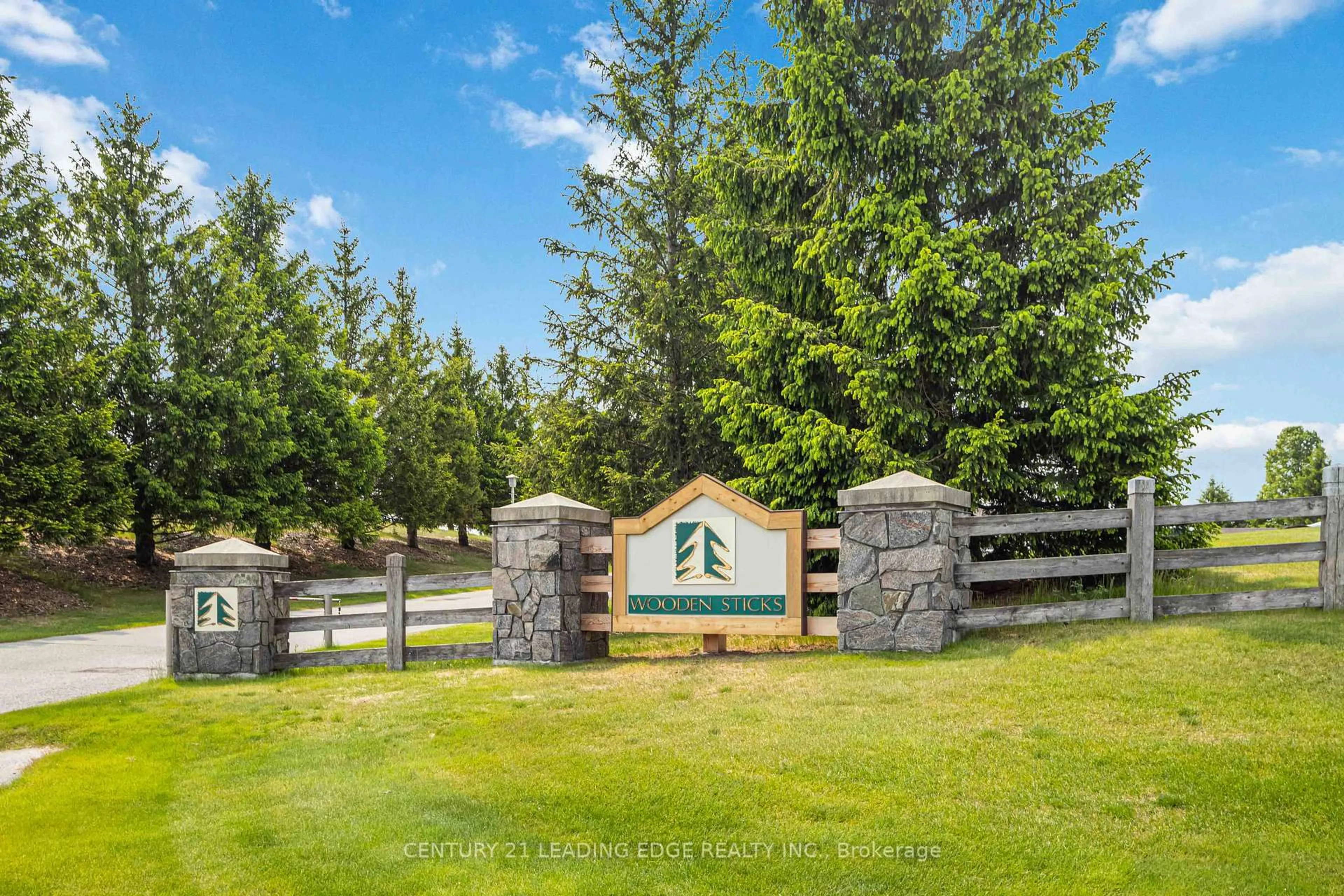 A pic from outside/outdoor area/front of a property/back of a property/a pic from drone, mountain view for 83 Joseph St, Uxbridge Ontario L9P 1Z5