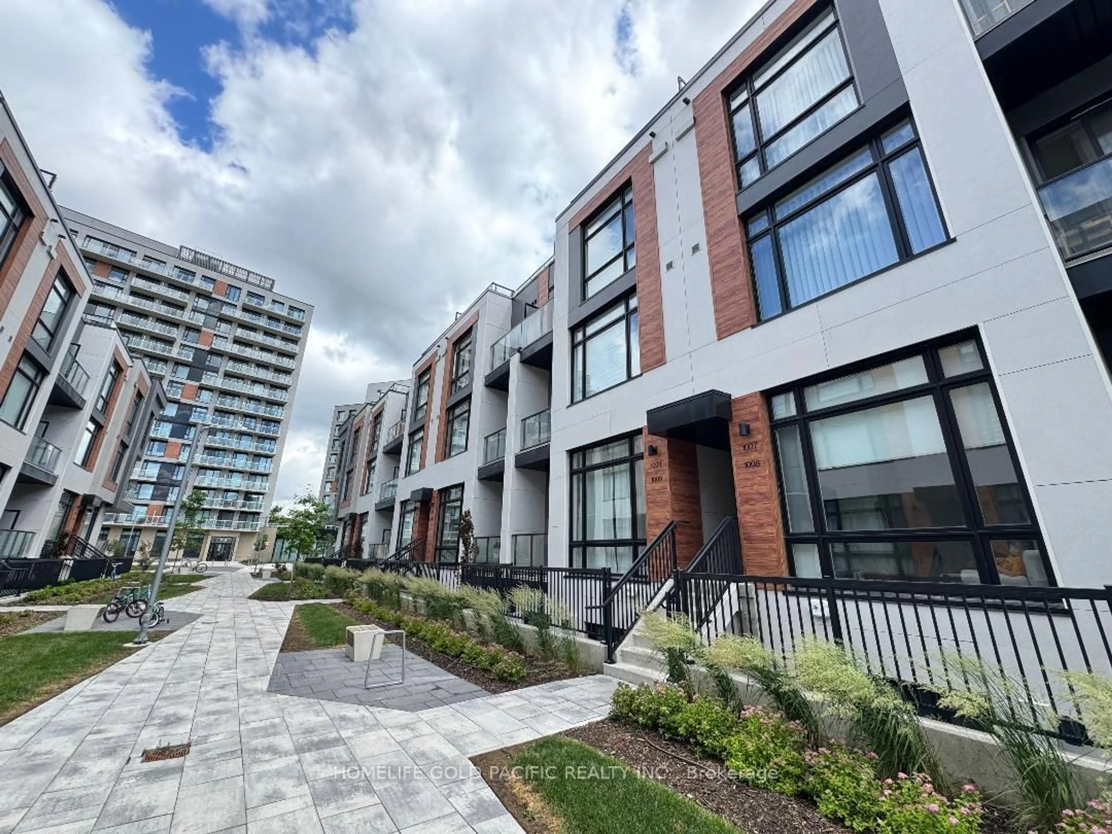 A pic from outside/outdoor area/front of a property/back of a property/a pic from drone, street for 14 David Eyer Rd #1009, Richmond Hill Ontario L4S 0N4