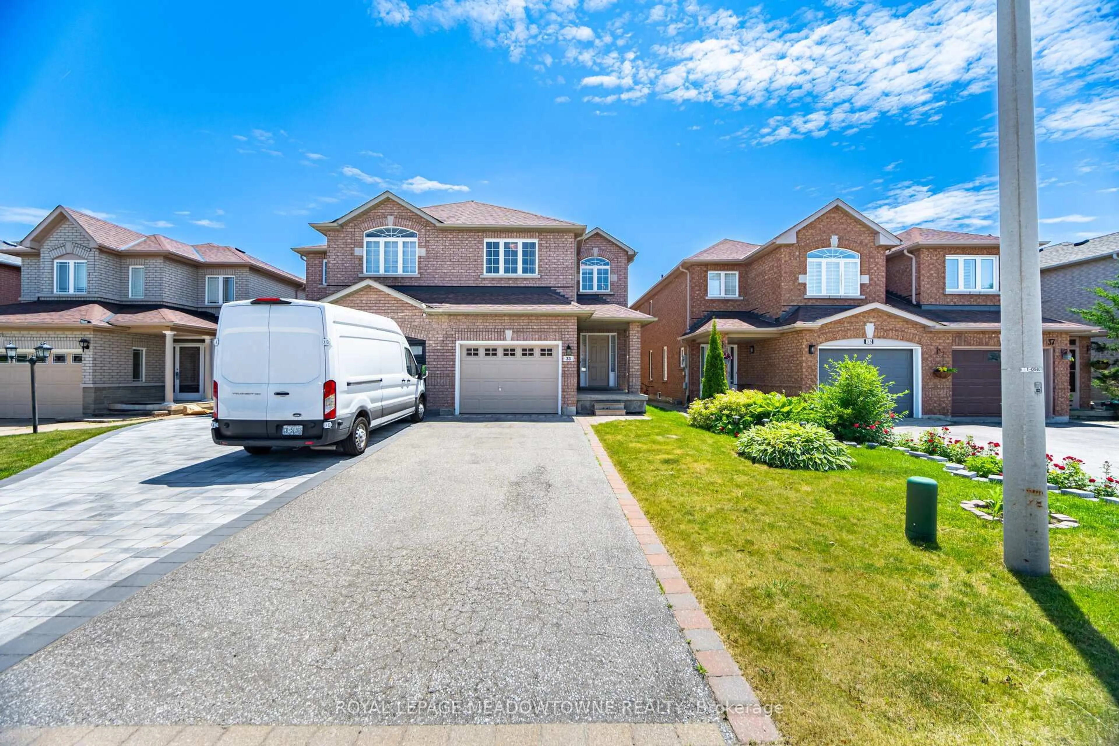 A pic from outside/outdoor area/front of a property/back of a property/a pic from drone, street for 33 Brightsview Dr, Richmond Hill Ontario L4E 3Z2