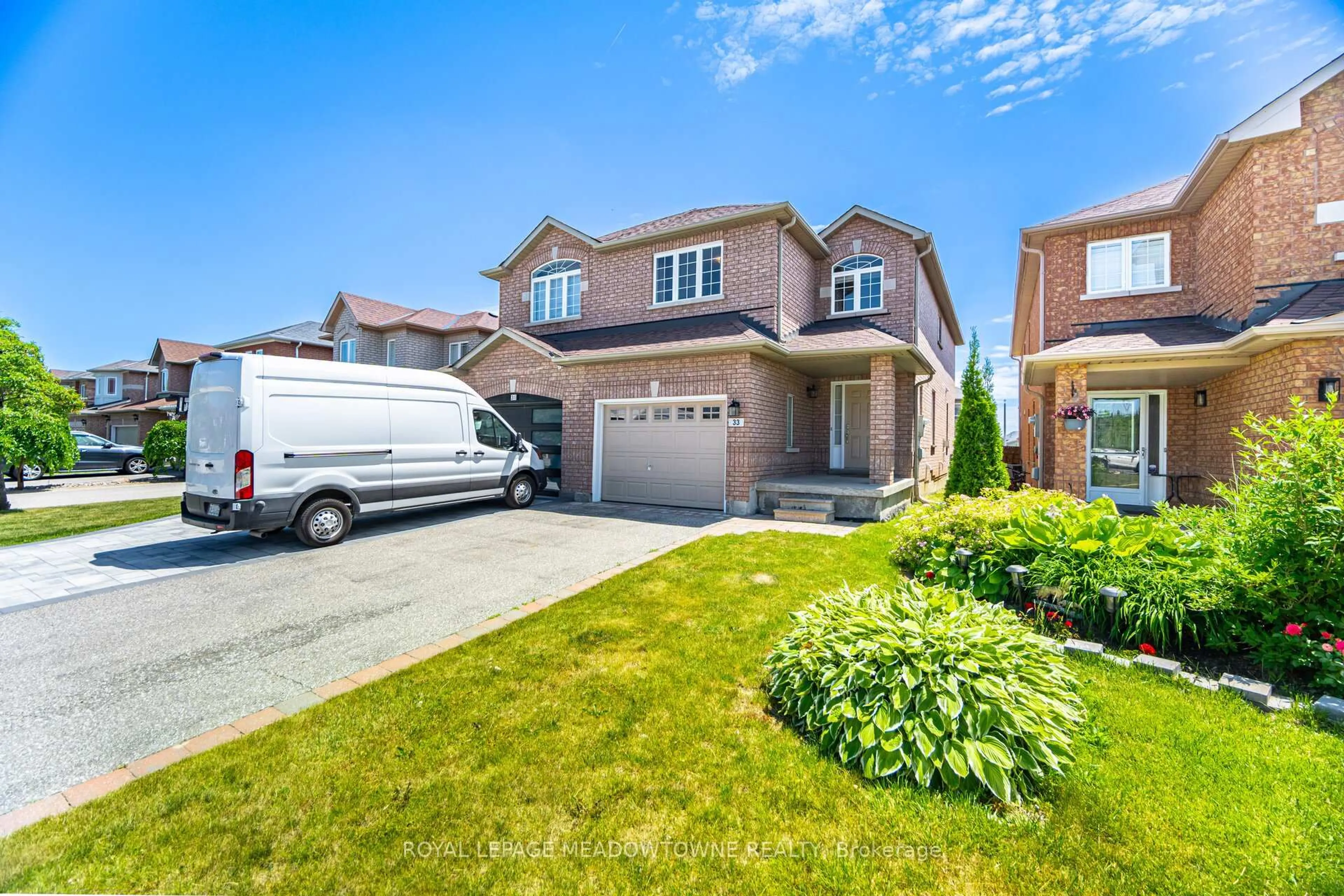 Home with vinyl exterior material, street for 33 Brightsview Dr, Richmond Hill Ontario L4E 3Z2