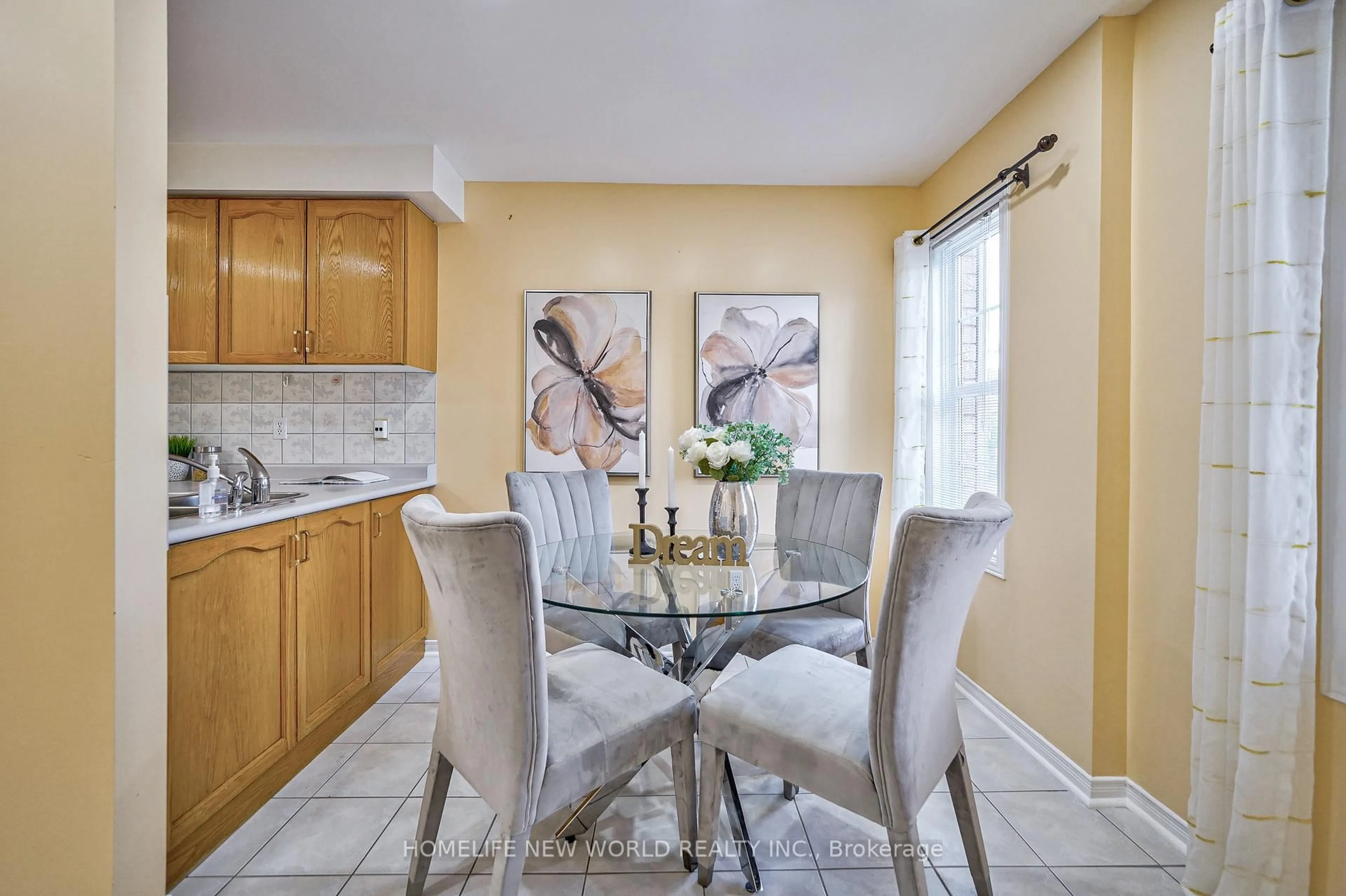 Dining room, ceramic/tile floor for 24 Ellesmere St, Richmond Hill Ontario L4B 4E1