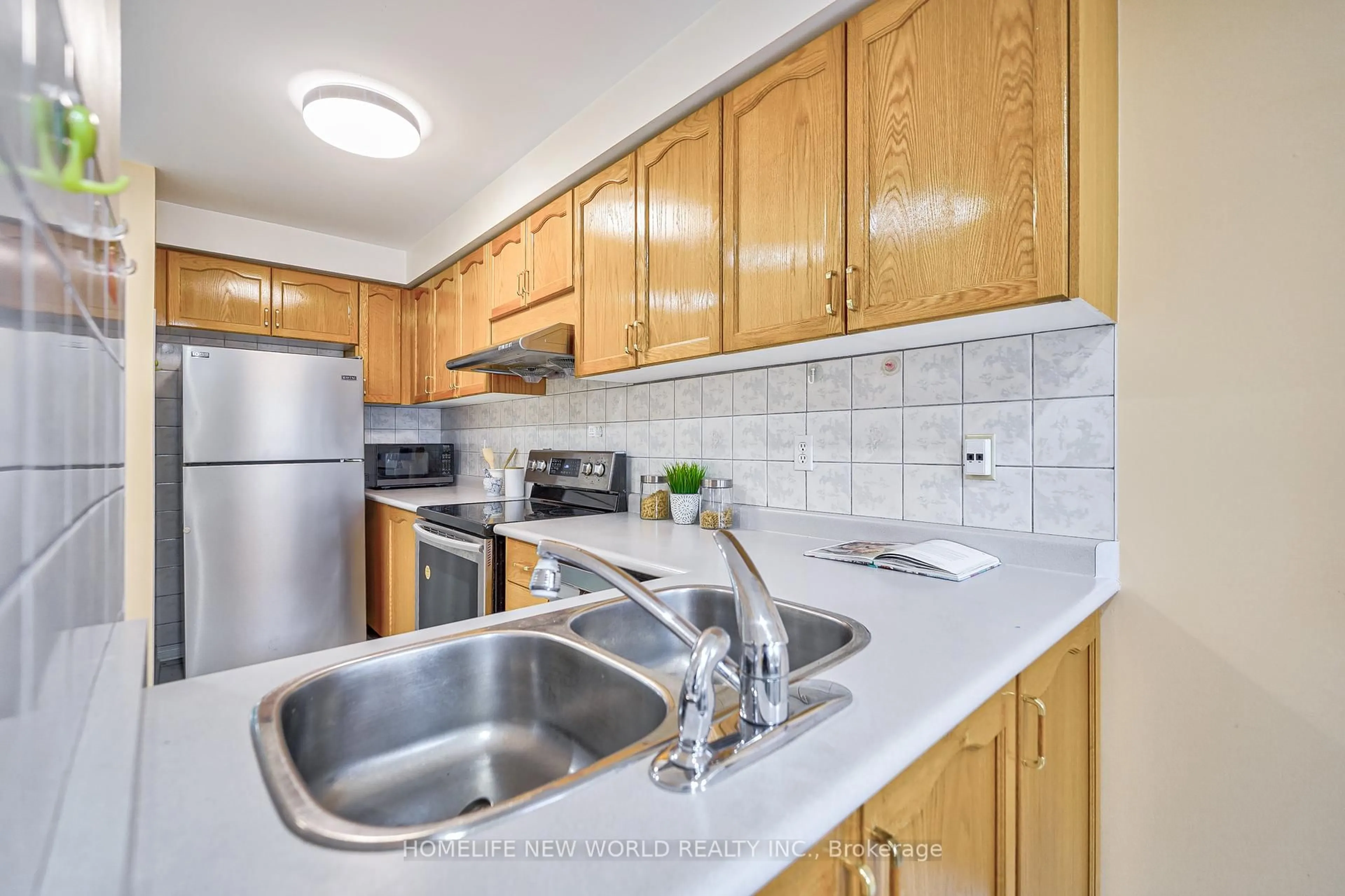 Standard kitchen, unknown for 24 Ellesmere St, Richmond Hill Ontario L4B 4E1