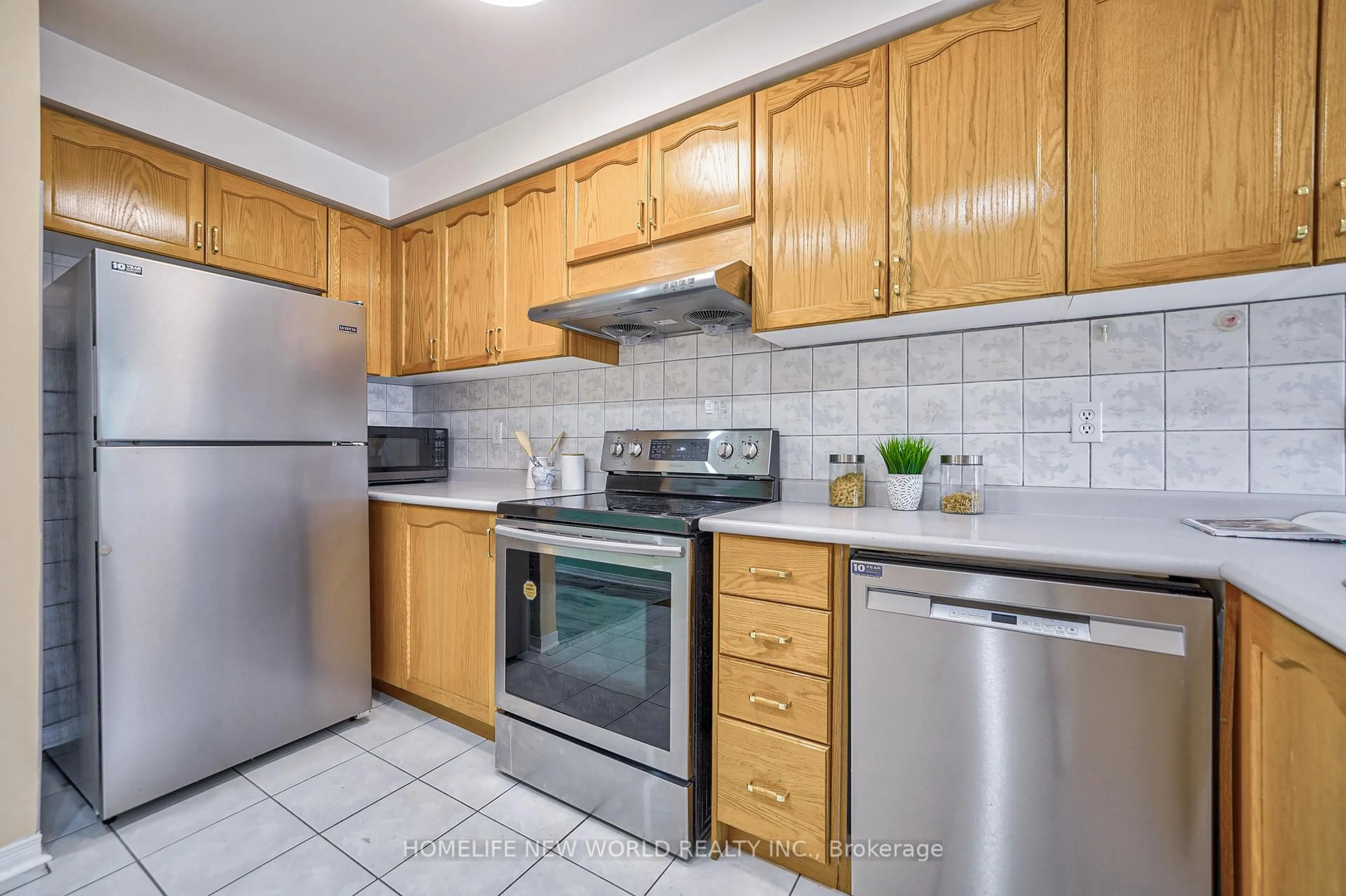 Standard kitchen, ceramic/tile floor for 24 Ellesmere St, Richmond Hill Ontario L4B 4E1