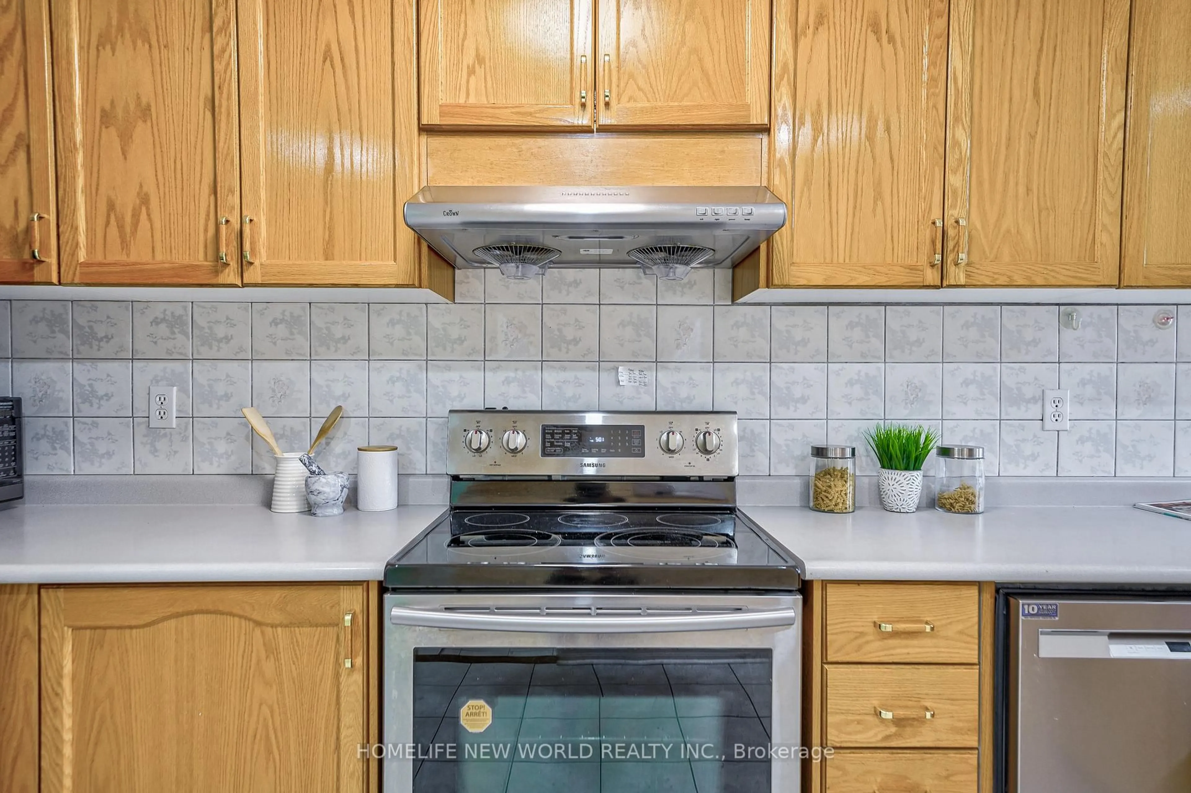 Standard kitchen, ceramic/tile floor for 24 Ellesmere St, Richmond Hill Ontario L4B 4E1