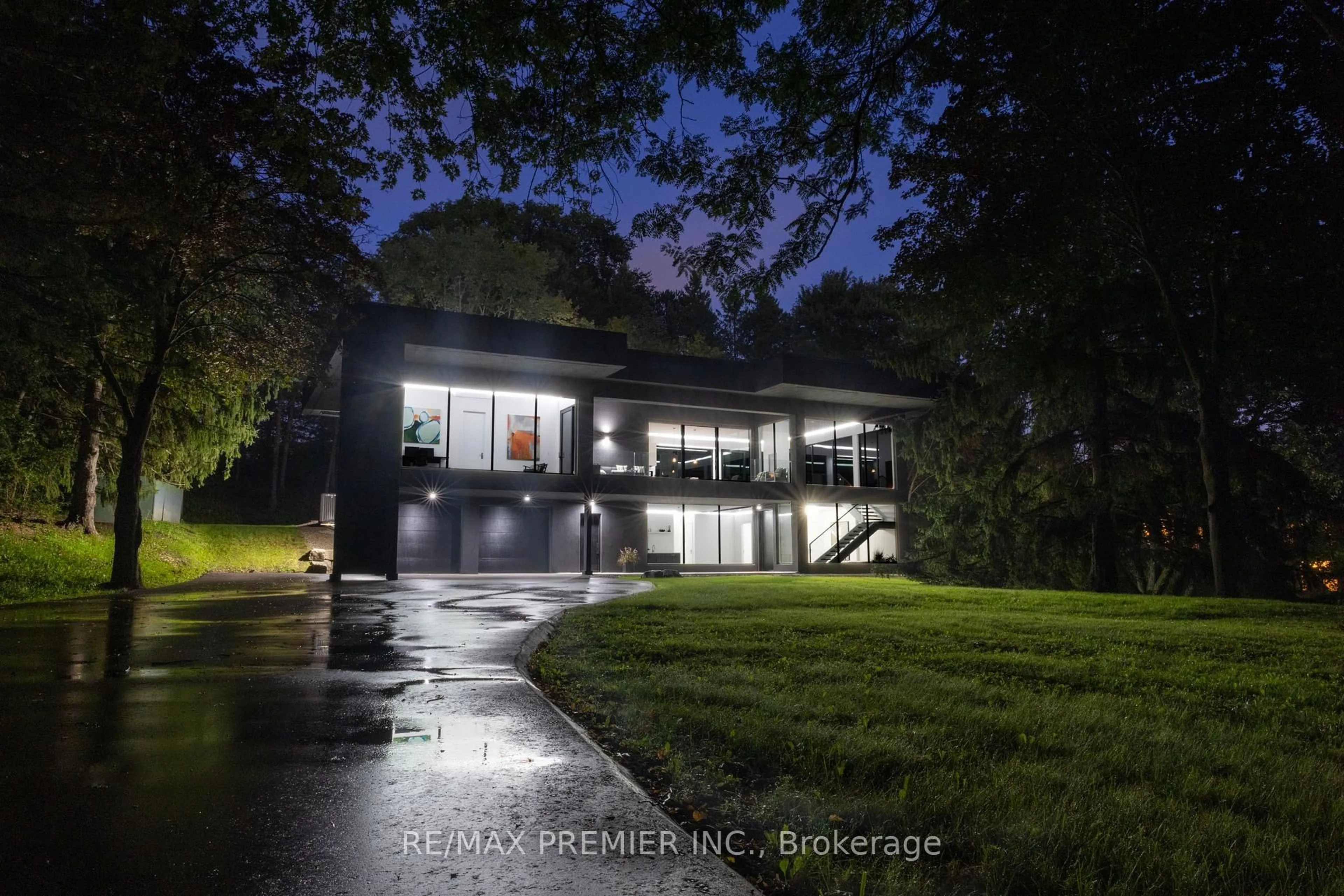 A pic from outside/outdoor area/front of a property/back of a property/a pic from drone, street for 350 Kingscross Dr, King Ontario L7B 1J9